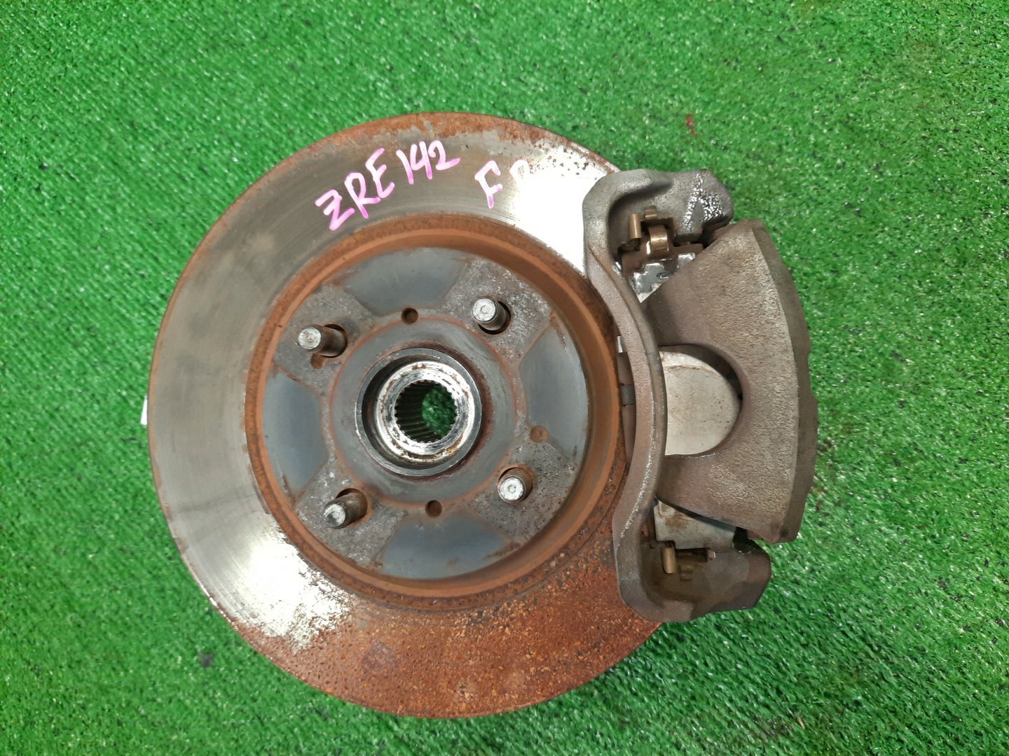 Ступица правая передняя TOYOTA AXIO, COROLLA FIELDER, COROLLA AXIO, FIELDER NZE141, ZRE142, ZRE142G, NZE141G 1NZ-FE, 2ZR-FAE, 2ZR-FE 1 ракурс Ступица правая передняя TOYOTA AXIO, COROLLA FIELDER, COROLLA AXIO, FIELDER NZE141, ZRE142, ZRE142G, NZE141G 1NZ-FE, 2ZR-FAE, 2ZR-FE 1 ракурс