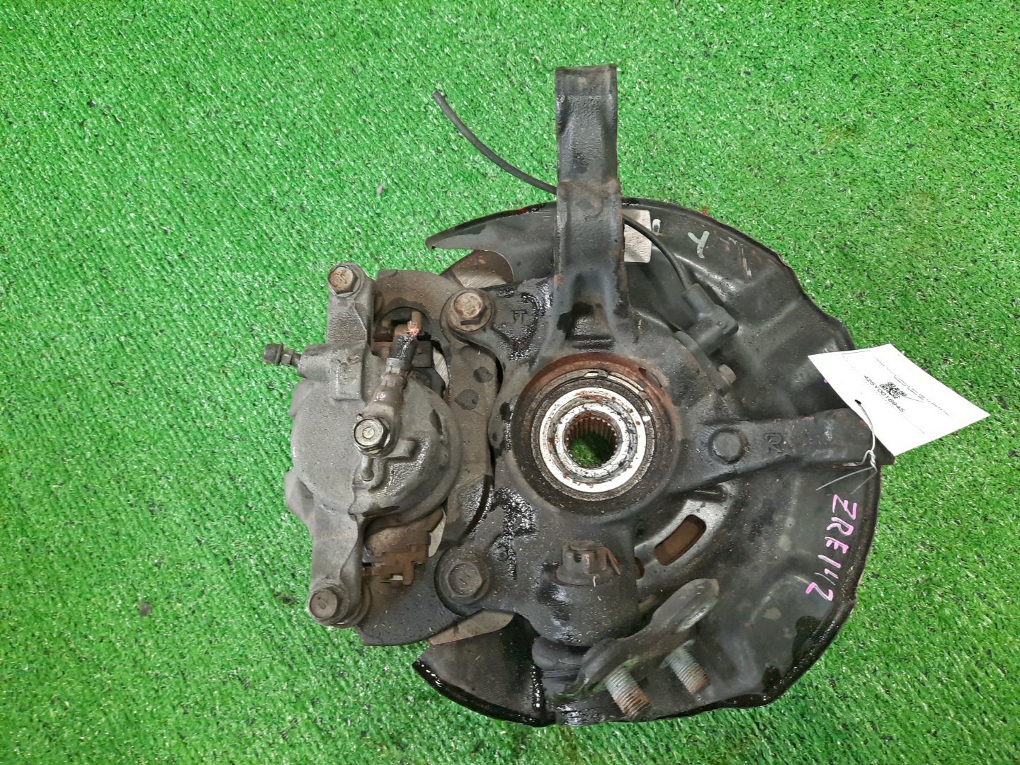 Ступица правая передняя TOYOTA AXIO, COROLLA FIELDER, COROLLA AXIO, FIELDER NZE141, ZRE142, ZRE142G, NZE141G 1NZ-FE, 2ZR-FAE, 2ZR-FE 2 ракурс Ступица правая передняя TOYOTA AXIO, COROLLA FIELDER, COROLLA AXIO, FIELDER NZE141, ZRE142, ZRE142G, NZE141G 1NZ-FE, 2ZR-FAE, 2ZR-FE 2 ракурс