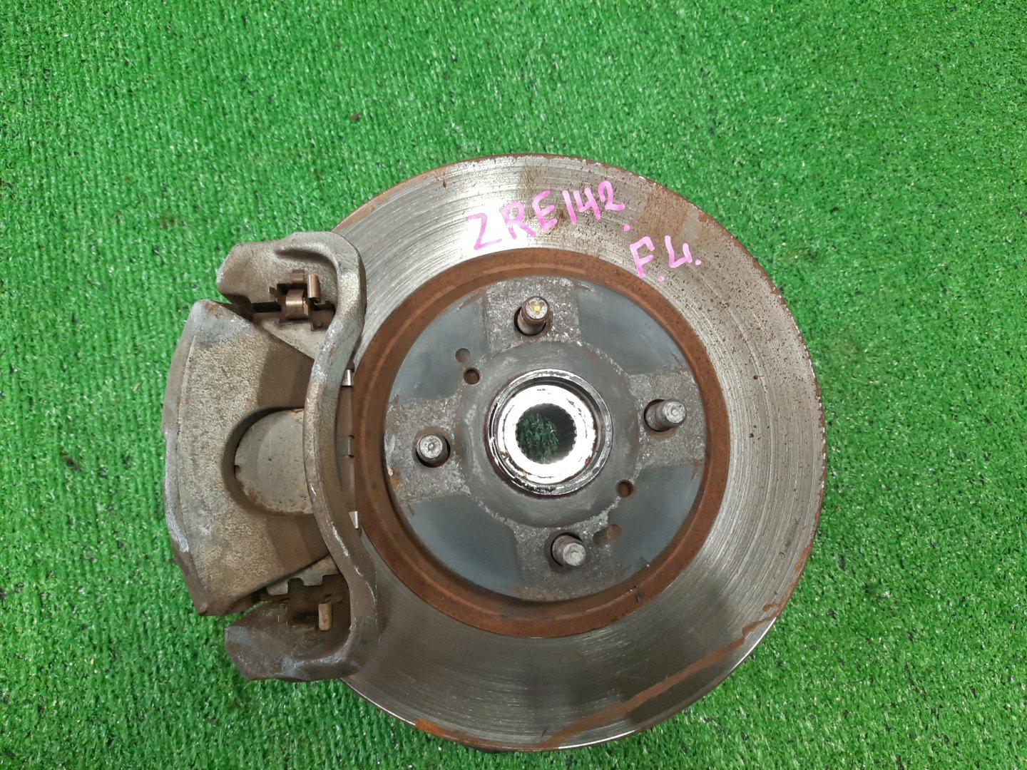 Ступица левая передняя TOYOTA AXIO, COROLLA FIELDER, COROLLA AXIO, FIELDER NZE141, ZRE142, ZRE142G, NZE141G 1NZ-FE, 2ZR-FAE, 2ZR-FE 1 ракурс Ступица левая передняя TOYOTA AXIO, COROLLA FIELDER, COROLLA AXIO, FIELDER NZE141, ZRE142, ZRE142G, NZE141G 1NZ-FE, 2ZR-FAE, 2ZR-FE 1 ракурс