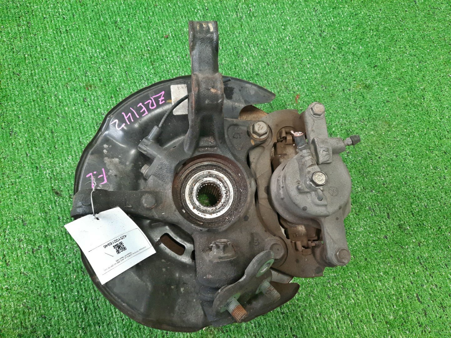Ступица левая передняя TOYOTA AXIO, COROLLA FIELDER, COROLLA AXIO, FIELDER NZE141, ZRE142, ZRE142G, NZE141G 1NZ-FE, 2ZR-FAE, 2ZR-FE 2 ракурс Ступица левая передняя TOYOTA AXIO, COROLLA FIELDER, COROLLA AXIO, FIELDER NZE141, ZRE142, ZRE142G, NZE141G 1NZ-FE, 2ZR-FAE, 2ZR-FE 2 ракурс