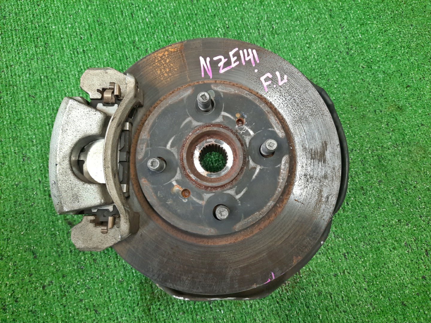 Ступица левая передняя TOYOTA AXIO, COROLLA FIELDER, COROLLA AXIO, FIELDER NZE141, ZRE142, ZRE142G, NZE141G 1NZ-FE, 2ZR-FAE, 2ZR-FE 1 ракурс Ступица левая передняя TOYOTA AXIO, COROLLA FIELDER, COROLLA AXIO, FIELDER NZE141, ZRE142, ZRE142G, NZE141G 1NZ-FE, 2ZR-FAE, 2ZR-FE 1 ракурс