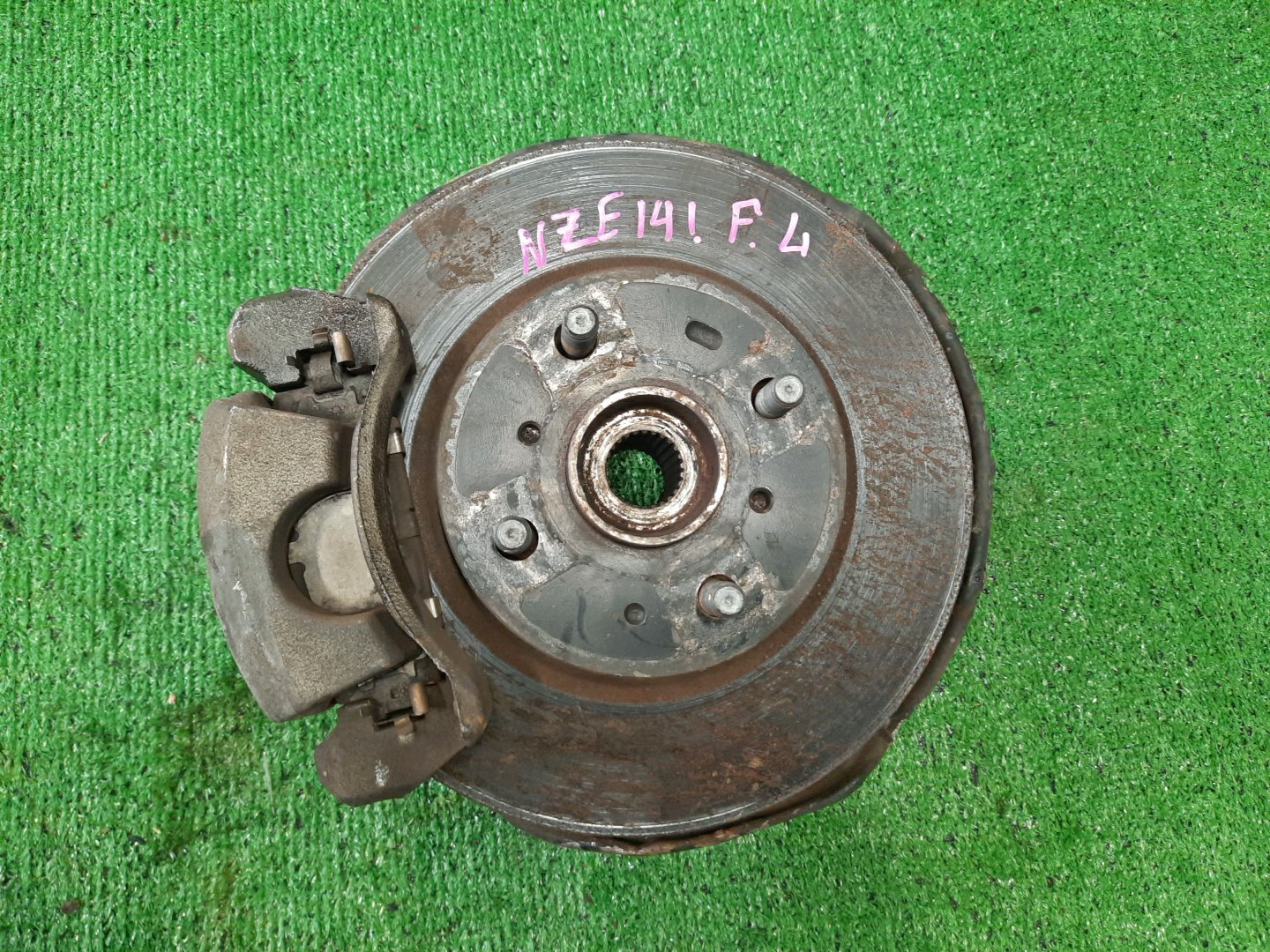 Ступица левая передняя TOYOTA AXIO, COROLLA FIELDER, COROLLA AXIO, FIELDER NZE141, ZRE142, ZRE142G, NZE141G 1NZ-FE, 2ZR-FAE, 2ZR-FE 1 ракурс Ступица левая передняя TOYOTA AXIO, COROLLA FIELDER, COROLLA AXIO, FIELDER NZE141, ZRE142, ZRE142G, NZE141G 1NZ-FE, 2ZR-FAE, 2ZR-FE 1 ракурс