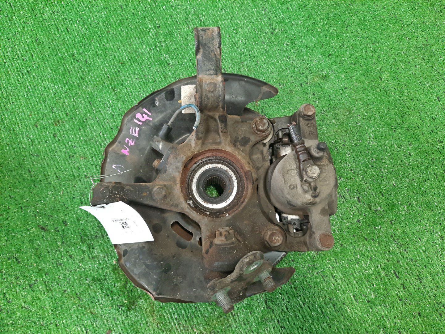 Ступица левая передняя TOYOTA AXIO, COROLLA FIELDER, COROLLA AXIO, FIELDER NZE141, ZRE142, ZRE142G, NZE141G 1NZ-FE, 2ZR-FAE, 2ZR-FE 2 ракурс Ступица левая передняя TOYOTA AXIO, COROLLA FIELDER, COROLLA AXIO, FIELDER NZE141, ZRE142, ZRE142G, NZE141G 1NZ-FE, 2ZR-FAE, 2ZR-FE 2 ракурс