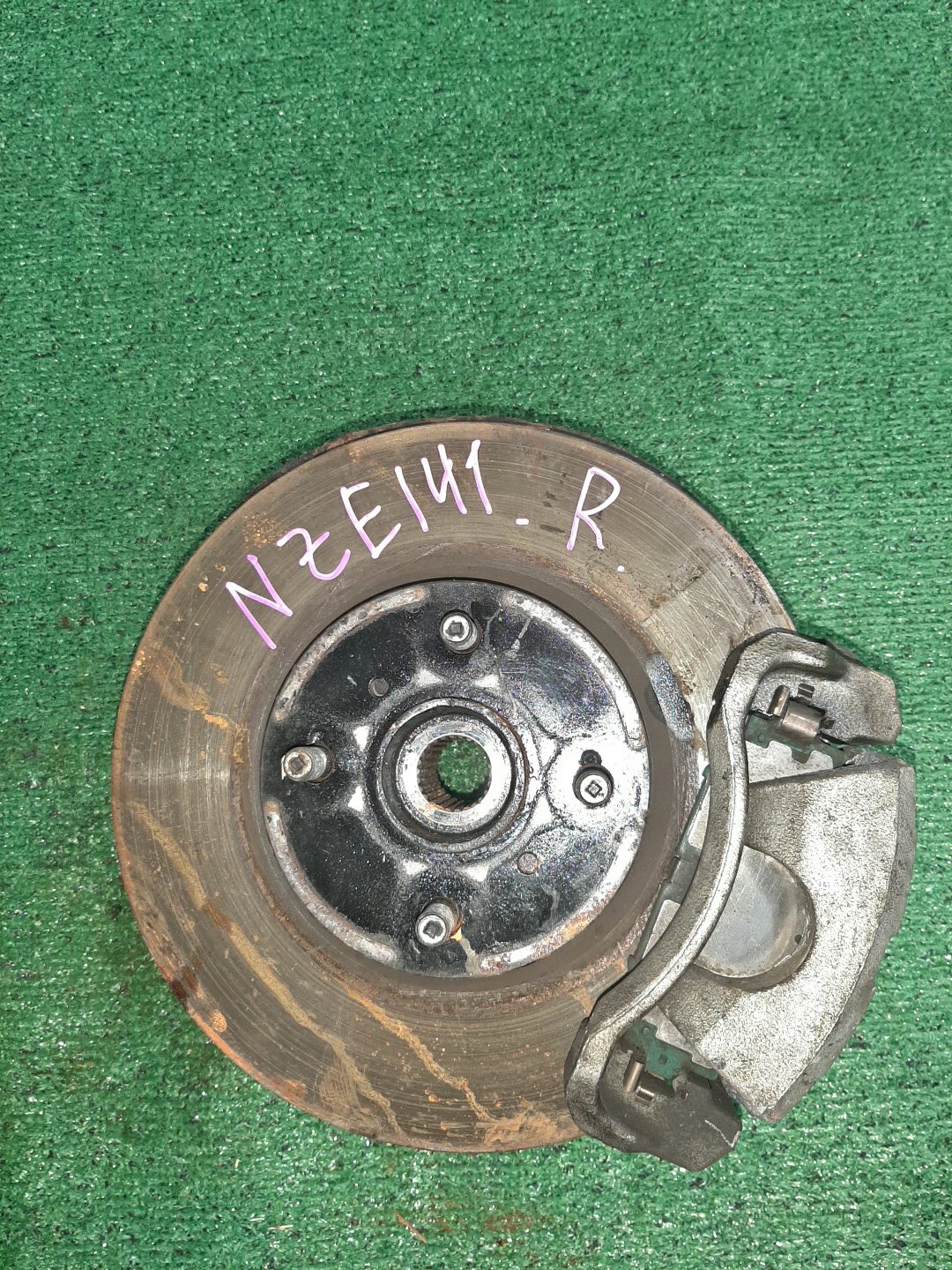Ступица правая передняя TOYOTA AXIO, COROLLA FIELDER, COROLLA AXIO, FIELDER NZE141, ZRE142, ZRE142G, NZE141G 1NZ-FE, 2ZR-FAE, 2ZR-FE 1 ракурс Ступица правая передняя TOYOTA AXIO, COROLLA FIELDER, COROLLA AXIO, FIELDER NZE141, ZRE142, ZRE142G, NZE141G 1NZ-FE, 2ZR-FAE, 2ZR-FE 1 ракурс