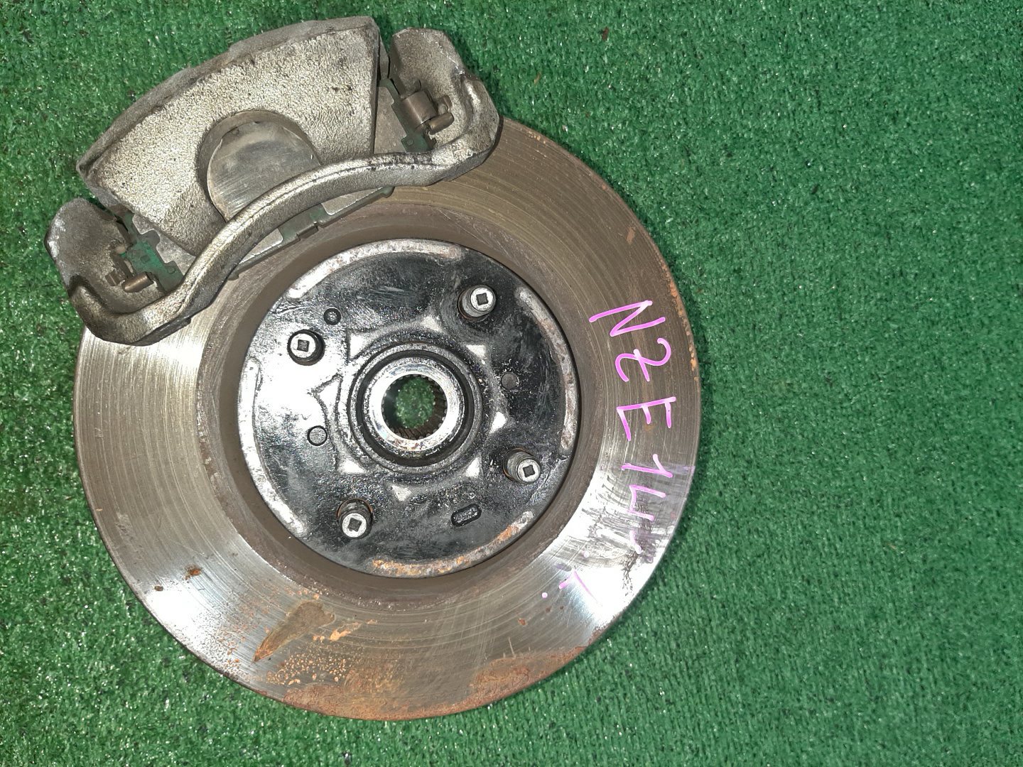 Ступица левая передняя TOYOTA AXIO, COROLLA FIELDER, COROLLA AXIO, FIELDER NZE141, ZRE142, ZRE142G, NZE141G 1NZ-FE, 2ZR-FAE, 2ZR-FE 1 ракурс Ступица левая передняя TOYOTA AXIO, COROLLA FIELDER, COROLLA AXIO, FIELDER NZE141, ZRE142, ZRE142G, NZE141G 1NZ-FE, 2ZR-FAE, 2ZR-FE 1 ракурс