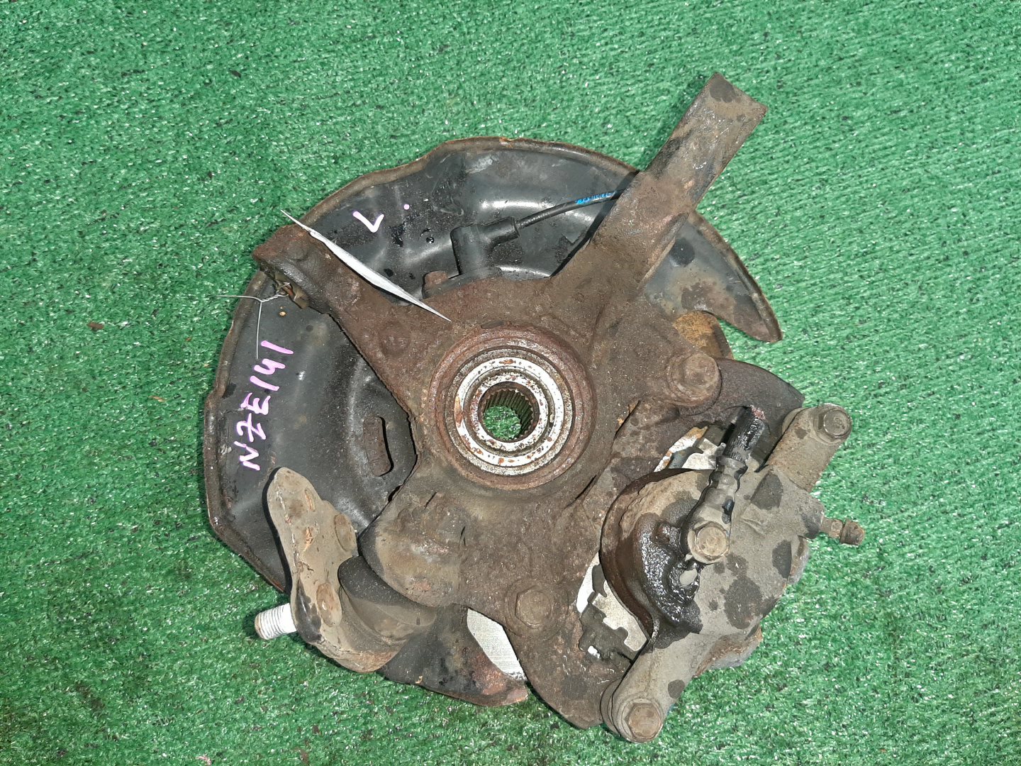 Ступица левая передняя TOYOTA AXIO, COROLLA FIELDER, COROLLA  AXIO, FIELDER NZE141, ZRE142, ZRE142G, NZE141G 1NZ-FE, 2ZR-FAE, 2ZR-FE 3 ракурс