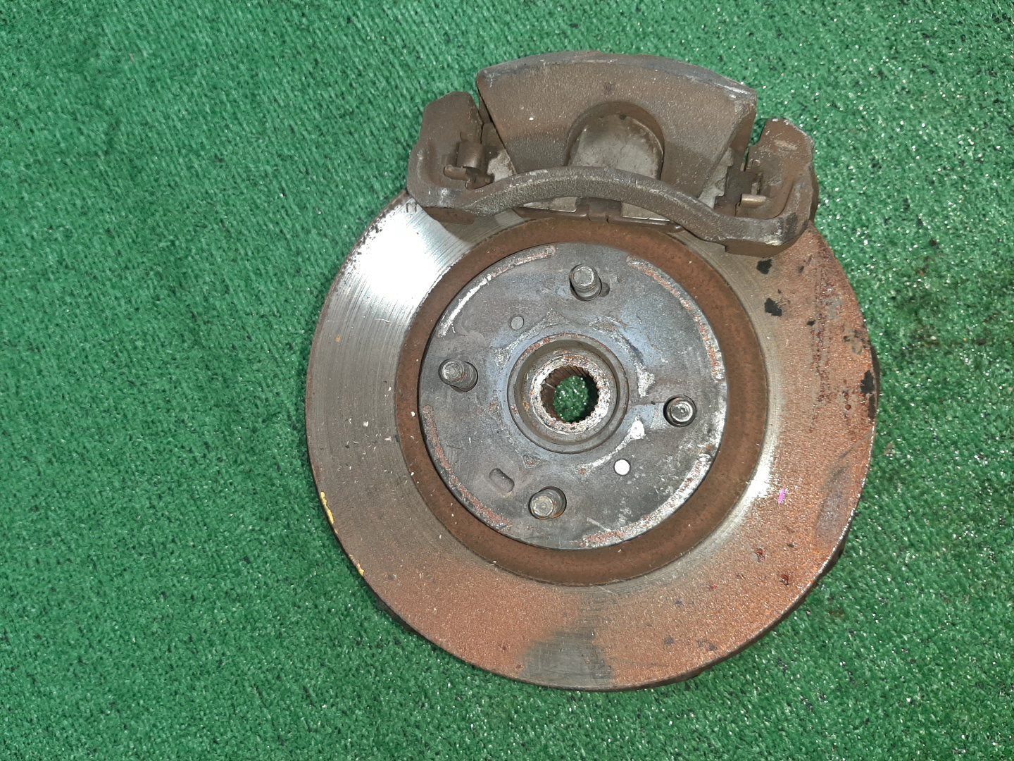 Ступица правая передняя TOYOTA AXIO, COROLLA FIELDER, COROLLA AXIO, FIELDER NZE141, ZRE142, ZRE142G, NZE141G 1NZ-FE, 2ZR-FAE, 2ZR-FE 1 ракурс Ступица правая передняя TOYOTA AXIO, COROLLA FIELDER, COROLLA AXIO, FIELDER NZE141, ZRE142, ZRE142G, NZE141G 1NZ-FE, 2ZR-FAE, 2ZR-FE 1 ракурс