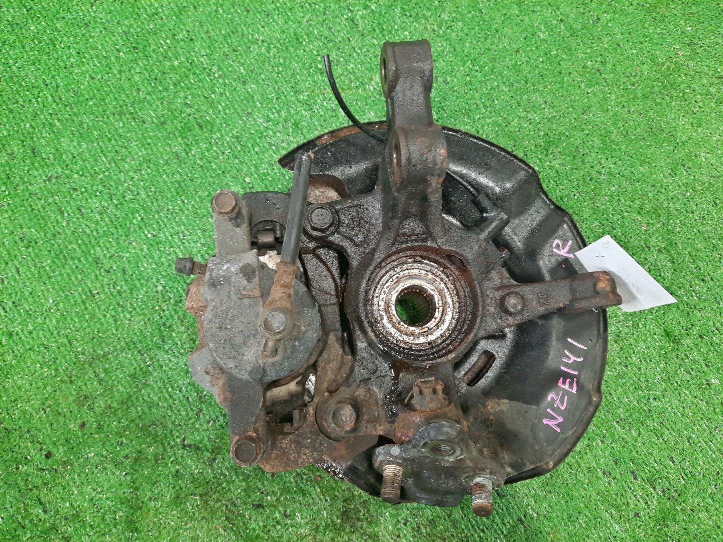 Ступица правая передняя TOYOTA AXIO, COROLLA FIELDER, COROLLA AXIO, FIELDER NZE141, ZRE142, ZRE142G, NZE141G 1NZ-FE, 2ZR-FAE, 2ZR-FE 2 ракурс Ступица правая передняя TOYOTA AXIO, COROLLA FIELDER, COROLLA AXIO, FIELDER NZE141, ZRE142, ZRE142G, NZE141G 1NZ-FE, 2ZR-FAE, 2ZR-FE 2 ракурс
