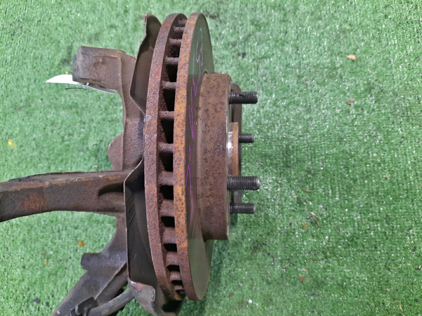 Ступица левая передняя MITSUBISHI GALANT E57A, E84A, E53A, E52A, E54A, E72A, E74A, E77A 4D68, 6A12, 6A11, 4G93 3 ракурс