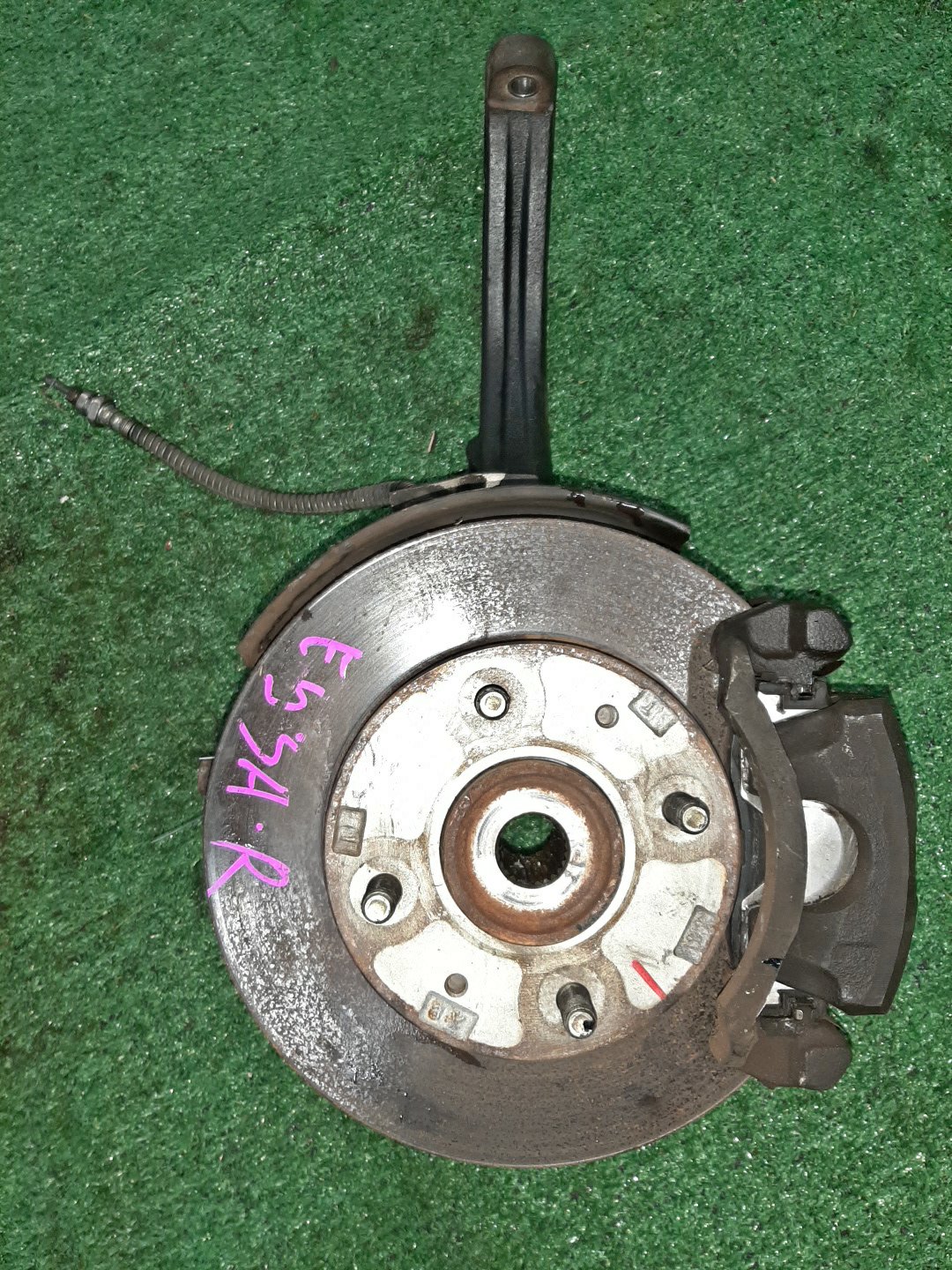 Ступица правая передняя MITSUBISHI GALANT E57A, E84A, E53A, E52A, E54A, E72A, E74A, E77A 4D68, 6A12, 6A11, 4G93 1 ракурс