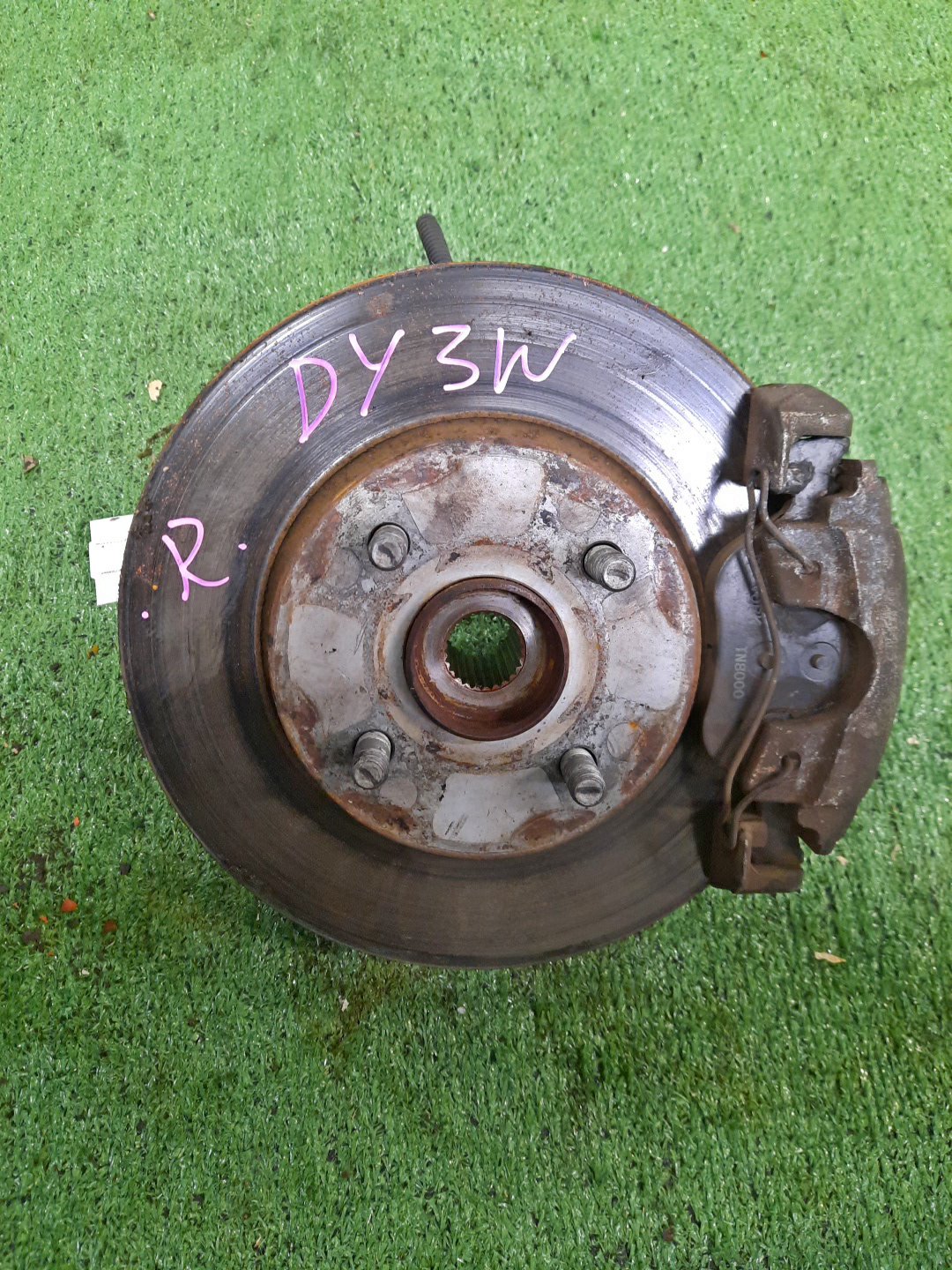 Ступица правая передняя MAZDA DEMIO, VERISA DY3W, DY5W, DY3R, DY5R, DC5R, DC5W ZJ-VE, ZY-VE 1 ракурс