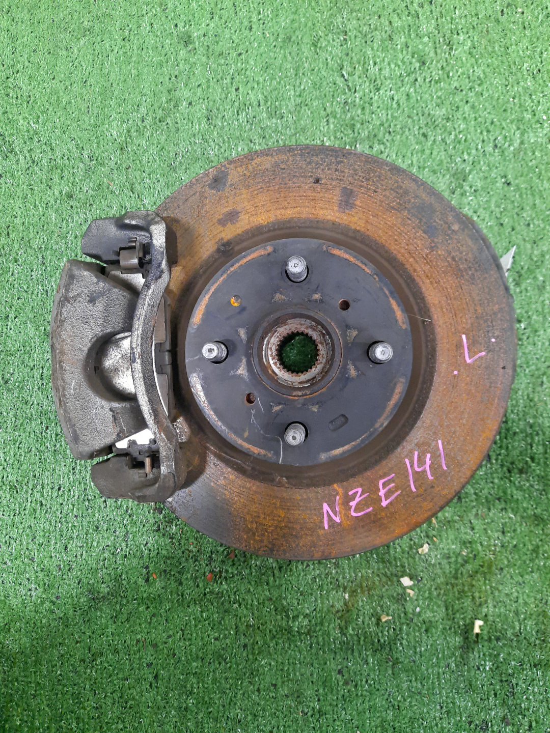 Ступица левая передняя TOYOTA AXIO, COROLLA FIELDER, COROLLA AXIO, FIELDER NZE141, ZRE142, ZRE142G, NZE141G 1NZ-FE, 2ZR-FAE, 2ZR-FE 1 ракурс Ступица левая передняя TOYOTA AXIO, COROLLA FIELDER, COROLLA AXIO, FIELDER NZE141, ZRE142, ZRE142G, NZE141G 1NZ-FE, 2ZR-FAE, 2ZR-FE 1 ракурс