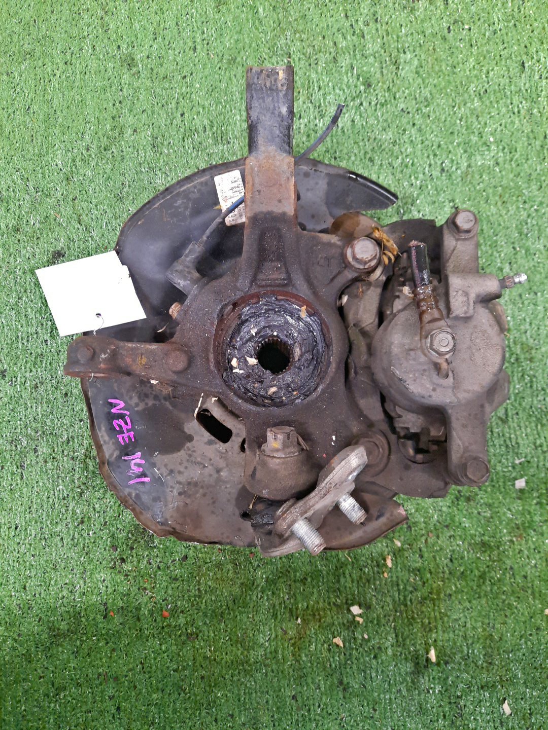 Ступица левая передняя TOYOTA AXIO, COROLLA FIELDER, COROLLA AXIO, FIELDER NZE141, ZRE142, ZRE142G, NZE141G 1NZ-FE, 2ZR-FAE, 2ZR-FE 2 ракурс Ступица левая передняя TOYOTA AXIO, COROLLA FIELDER, COROLLA AXIO, FIELDER NZE141, ZRE142, ZRE142G, NZE141G 1NZ-FE, 2ZR-FAE, 2ZR-FE 2 ракурс