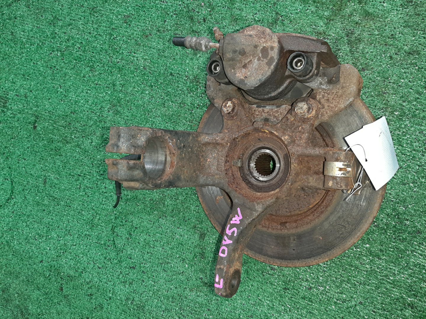 Ступица левая передняя MAZDA DEMIO, VERISA DY3W, DY5W, DY3R, DY5R, DC5R, DC5W ZJ-VE, ZY-VE 3 ракурс