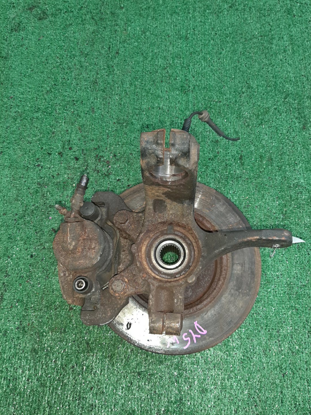 Ступица правая передняя MAZDA DEMIO, VERISA DY3W, DY5W, DY3R, DY5R, DC5R, DC5W ZJ-VE, ZY-VE 3 ракурс