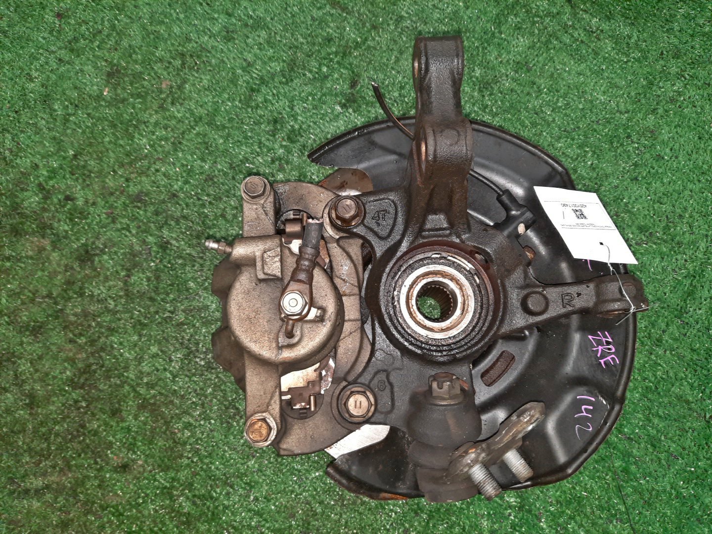 Ступица правая передняя TOYOTA AXIO, COROLLA FIELDER, COROLLA AXIO, FIELDER NZE141, ZRE142, ZRE142G, NZE141G 1NZ-FE, 2ZR-FAE, 2ZR-FE 2 ракурс Ступица правая передняя TOYOTA AXIO, COROLLA FIELDER, COROLLA AXIO, FIELDER NZE141, ZRE142, ZRE142G, NZE141G 1NZ-FE, 2ZR-FAE, 2ZR-FE 2 ракурс