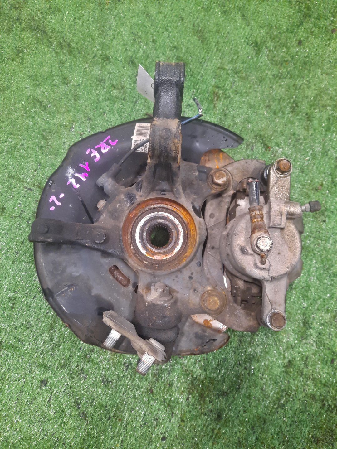 Ступица левая передняя TOYOTA AXIO, COROLLA FIELDER, COROLLA AXIO, FIELDER NZE141, ZRE142, ZRE142G, NZE141G 1NZ-FE, 2ZR-FAE, 2ZR-FE 2 ракурс Ступица левая передняя TOYOTA AXIO, COROLLA FIELDER, COROLLA AXIO, FIELDER NZE141, ZRE142, ZRE142G, NZE141G 1NZ-FE, 2ZR-FAE, 2ZR-FE 2 ракурс