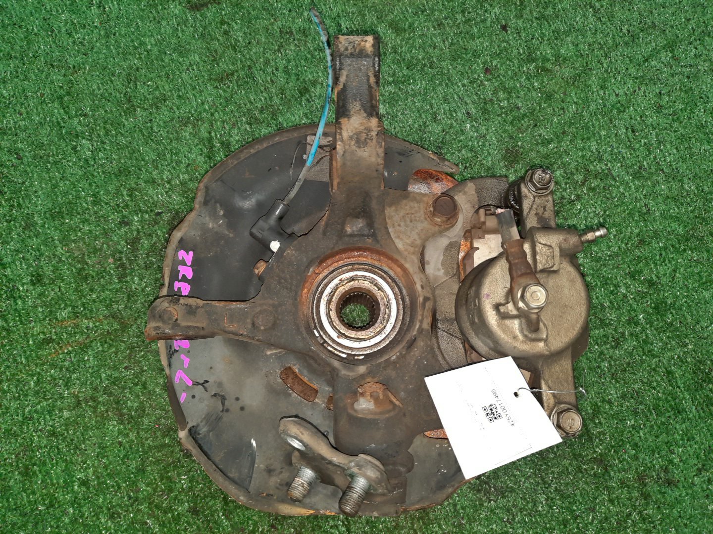 Ступица левая передняя TOYOTA AXIO, COROLLA FIELDER, COROLLA AXIO, FIELDER NZE141, ZRE142, ZRE142G, NZE141G 1NZ-FE, 2ZR-FAE, 2ZR-FE 2 ракурс Ступица левая передняя TOYOTA AXIO, COROLLA FIELDER, COROLLA AXIO, FIELDER NZE141, ZRE142, ZRE142G, NZE141G 1NZ-FE, 2ZR-FAE, 2ZR-FE 2 ракурс