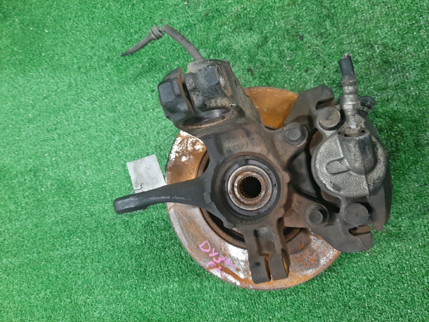Ступица левая передняя MAZDA DEMIO, VERISA DY3W, DY5W, DY3R, DY5R, DC5R, DC5W ZJ-VE, ZY-VE 2 ракурс