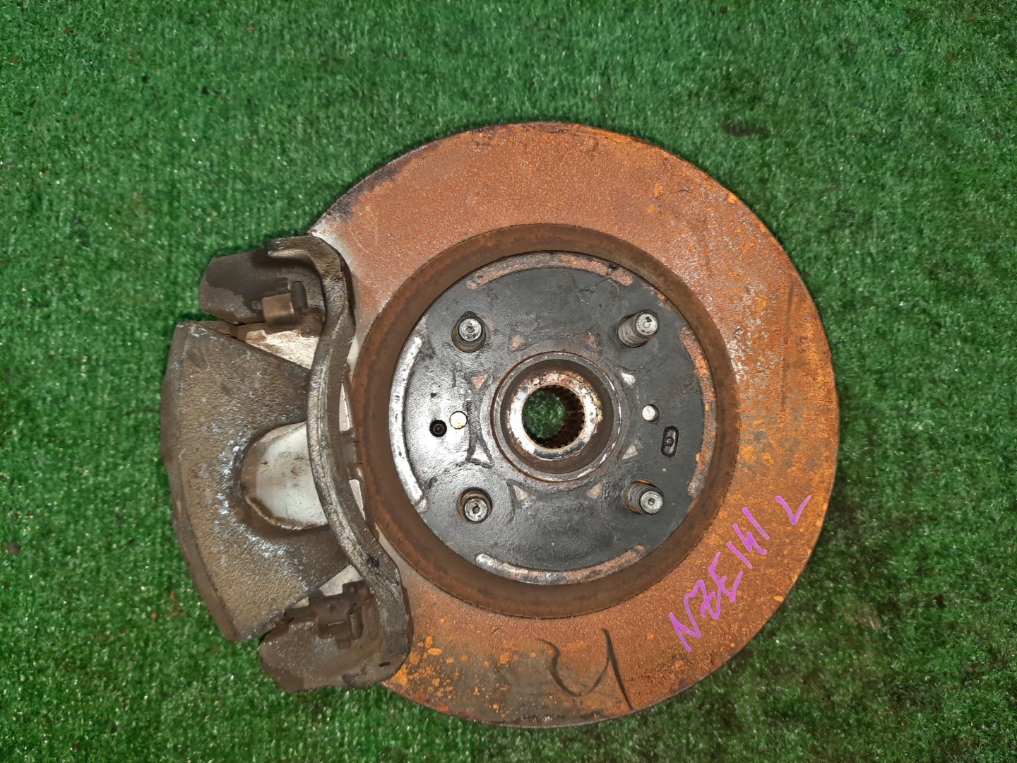 Ступица левая передняя TOYOTA AXIO, COROLLA FIELDER, COROLLA AXIO, FIELDER NZE141, ZRE142, ZRE142G, NZE141G 1NZ-FE, 2ZR-FAE, 2ZR-FE 1 ракурс Ступица левая передняя TOYOTA AXIO, COROLLA FIELDER, COROLLA AXIO, FIELDER NZE141, ZRE142, ZRE142G, NZE141G 1NZ-FE, 2ZR-FAE, 2ZR-FE 1 ракурс