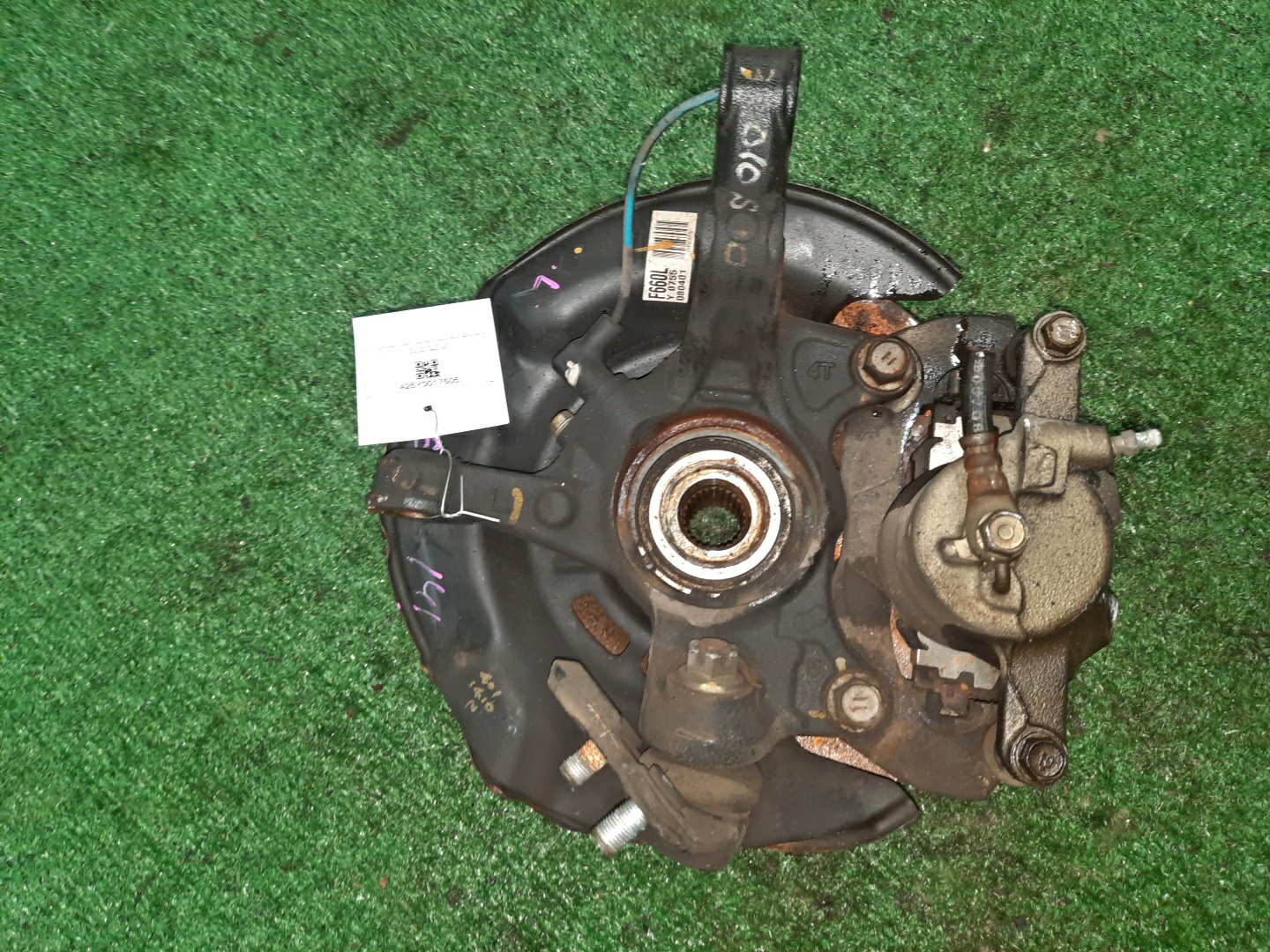 Ступица левая передняя TOYOTA AXIO, COROLLA FIELDER, COROLLA AXIO, FIELDER NZE141, ZRE142, ZRE142G, NZE141G 1NZ-FE, 2ZR-FAE, 2ZR-FE 2 ракурс Ступица левая передняя TOYOTA AXIO, COROLLA FIELDER, COROLLA AXIO, FIELDER NZE141, ZRE142, ZRE142G, NZE141G 1NZ-FE, 2ZR-FAE, 2ZR-FE 2 ракурс