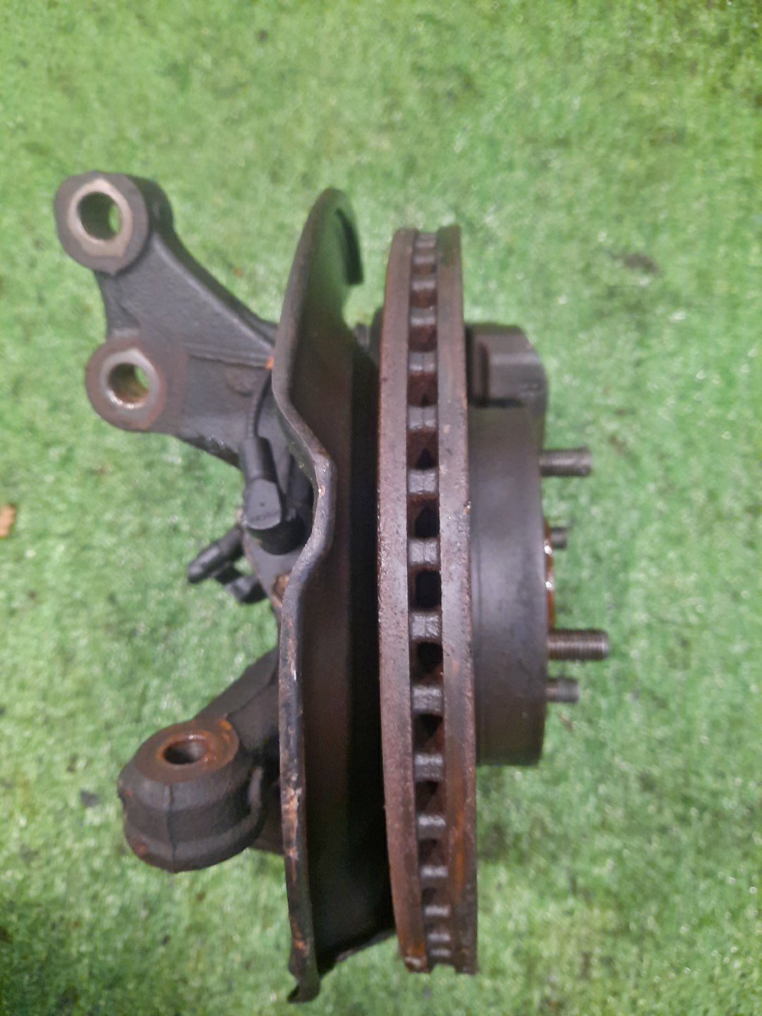 Ступица правая передняя TOYOTA AXIO, COROLLA FIELDER, COROLLA  AXIO, FIELDER NZE141, ZRE142, ZRE142G, NZE141G 1NZ-FE, 2ZR-FAE, 2ZR-FE 3 ракурс