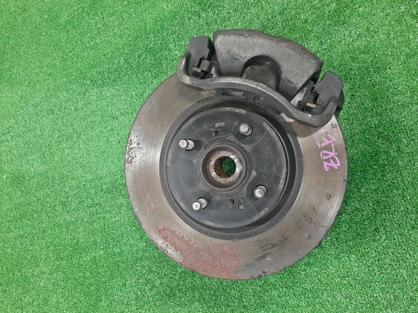 Ступица правая передняя TOYOTA AXIO, COROLLA FIELDER, COROLLA AXIO, FIELDER NZE141, ZRE142, ZRE142G, NZE141G 1NZ-FE, 2ZR-FAE, 2ZR-FE 1 ракурс Ступица правая передняя TOYOTA AXIO, COROLLA FIELDER, COROLLA AXIO, FIELDER NZE141, ZRE142, ZRE142G, NZE141G 1NZ-FE, 2ZR-FAE, 2ZR-FE 1 ракурс