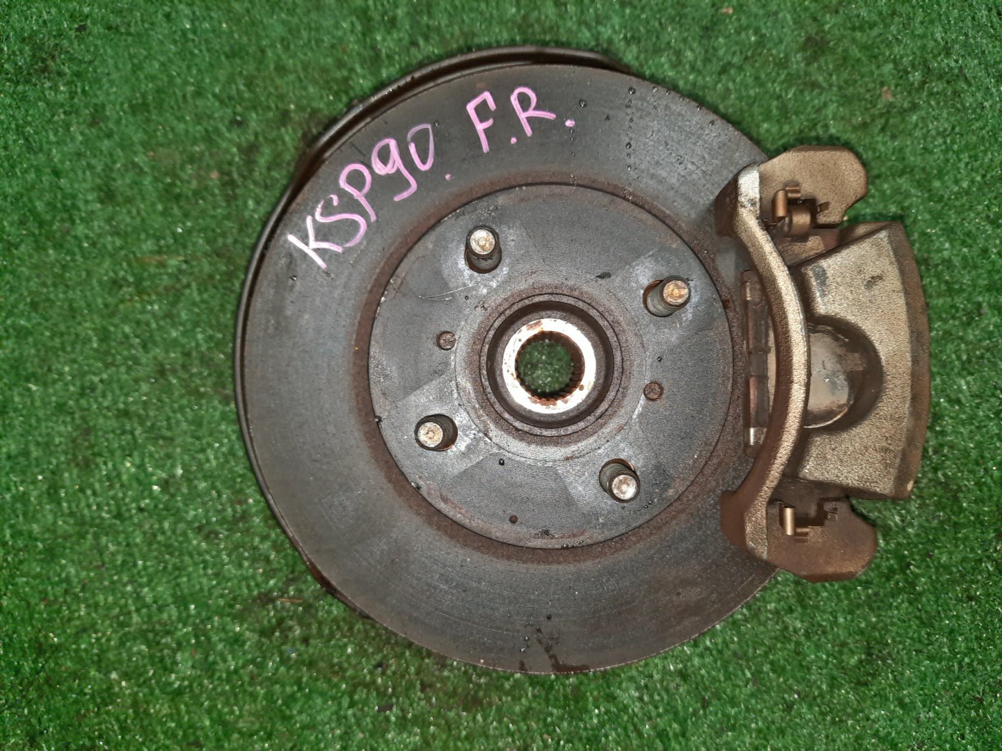 Ступица правая передняя  TOYOTA VITZ KSP90 1KR-FE 1 ракурс