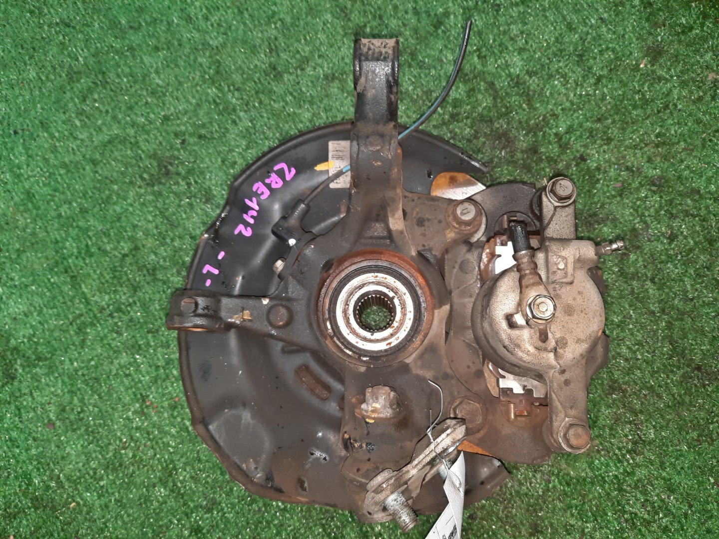 Ступица левая передняя TOYOTA AXIO, COROLLA FIELDER, COROLLA AXIO, FIELDER NZE141, ZRE142, ZRE142G, NZE141G 1NZ-FE, 2ZR-FAE, 2ZR-FE 2 ракурс Ступица левая передняя TOYOTA AXIO, COROLLA FIELDER, COROLLA AXIO, FIELDER NZE141, ZRE142, ZRE142G, NZE141G 1NZ-FE, 2ZR-FAE, 2ZR-FE 2 ракурс