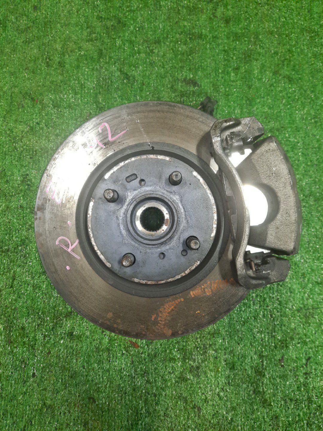 Ступица правая передняя TOYOTA AXIO, COROLLA FIELDER, COROLLA AXIO, FIELDER NZE141, ZRE142, ZRE142G, NZE141G 1NZ-FE, 2ZR-FAE, 2ZR-FE 1 ракурс Ступица правая передняя TOYOTA AXIO, COROLLA FIELDER, COROLLA AXIO, FIELDER NZE141, ZRE142, ZRE142G, NZE141G 1NZ-FE, 2ZR-FAE, 2ZR-FE 1 ракурс