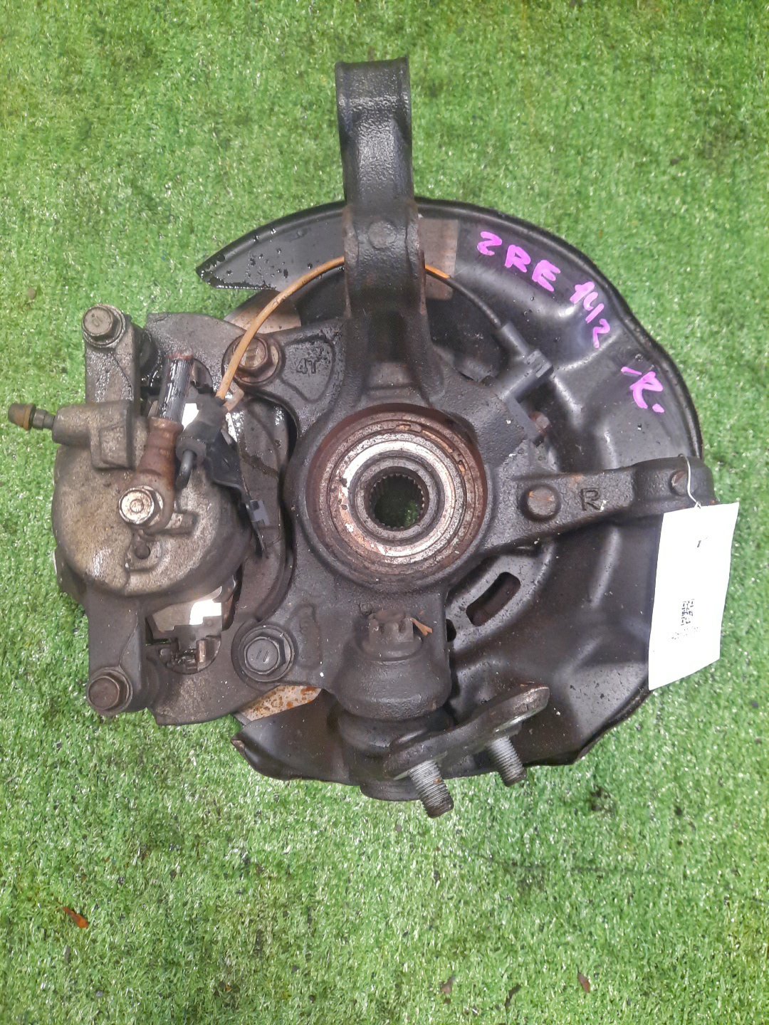 Ступица правая передняя TOYOTA AXIO, COROLLA FIELDER, COROLLA AXIO, FIELDER NZE141, ZRE142, ZRE142G, NZE141G 1NZ-FE, 2ZR-FAE, 2ZR-FE 2 ракурс Ступица правая передняя TOYOTA AXIO, COROLLA FIELDER, COROLLA AXIO, FIELDER NZE141, ZRE142, ZRE142G, NZE141G 1NZ-FE, 2ZR-FAE, 2ZR-FE 2 ракурс