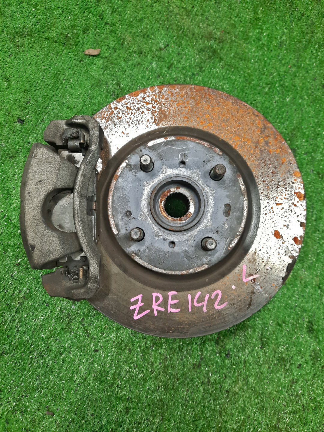 Ступица левая передняя TOYOTA AXIO, COROLLA FIELDER, COROLLA AXIO, FIELDER NZE141, ZRE142, ZRE142G, NZE141G 1NZ-FE, 2ZR-FAE, 2ZR-FE 1 ракурс Ступица левая передняя TOYOTA AXIO, COROLLA FIELDER, COROLLA AXIO, FIELDER NZE141, ZRE142, ZRE142G, NZE141G 1NZ-FE, 2ZR-FAE, 2ZR-FE 1 ракурс