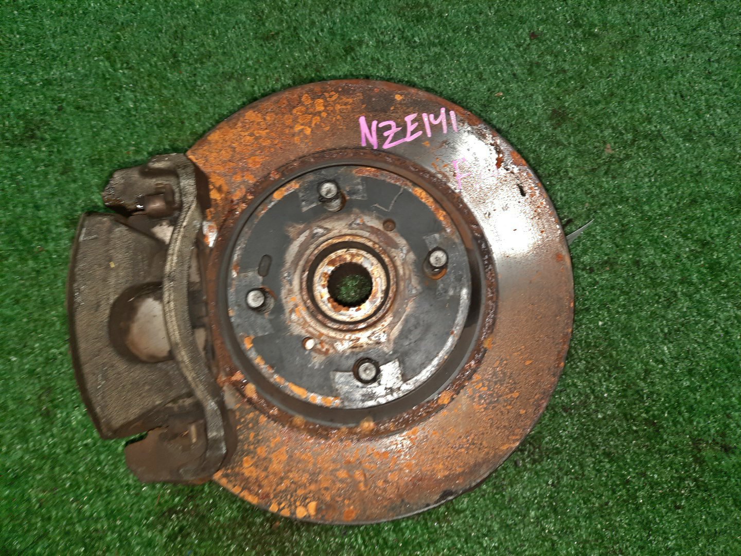 Ступица левая передняя TOYOTA AXIO, COROLLA FIELDER, COROLLA AXIO, FIELDER NZE141, ZRE142, ZRE142G, NZE141G 1NZ-FE, 2ZR-FAE, 2ZR-FE 1 ракурс Ступица левая передняя TOYOTA AXIO, COROLLA FIELDER, COROLLA AXIO, FIELDER NZE141, ZRE142, ZRE142G, NZE141G 1NZ-FE, 2ZR-FAE, 2ZR-FE 1 ракурс