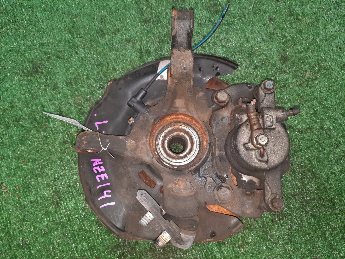 Ступица левая передняя TOYOTA AXIO, COROLLA FIELDER, COROLLA AXIO, FIELDER NZE141, ZRE142, ZRE142G, NZE141G 1NZ-FE, 2ZR-FAE, 2ZR-FE 2 ракурс Ступица левая передняя TOYOTA AXIO, COROLLA FIELDER, COROLLA AXIO, FIELDER NZE141, ZRE142, ZRE142G, NZE141G 1NZ-FE, 2ZR-FAE, 2ZR-FE 2 ракурс