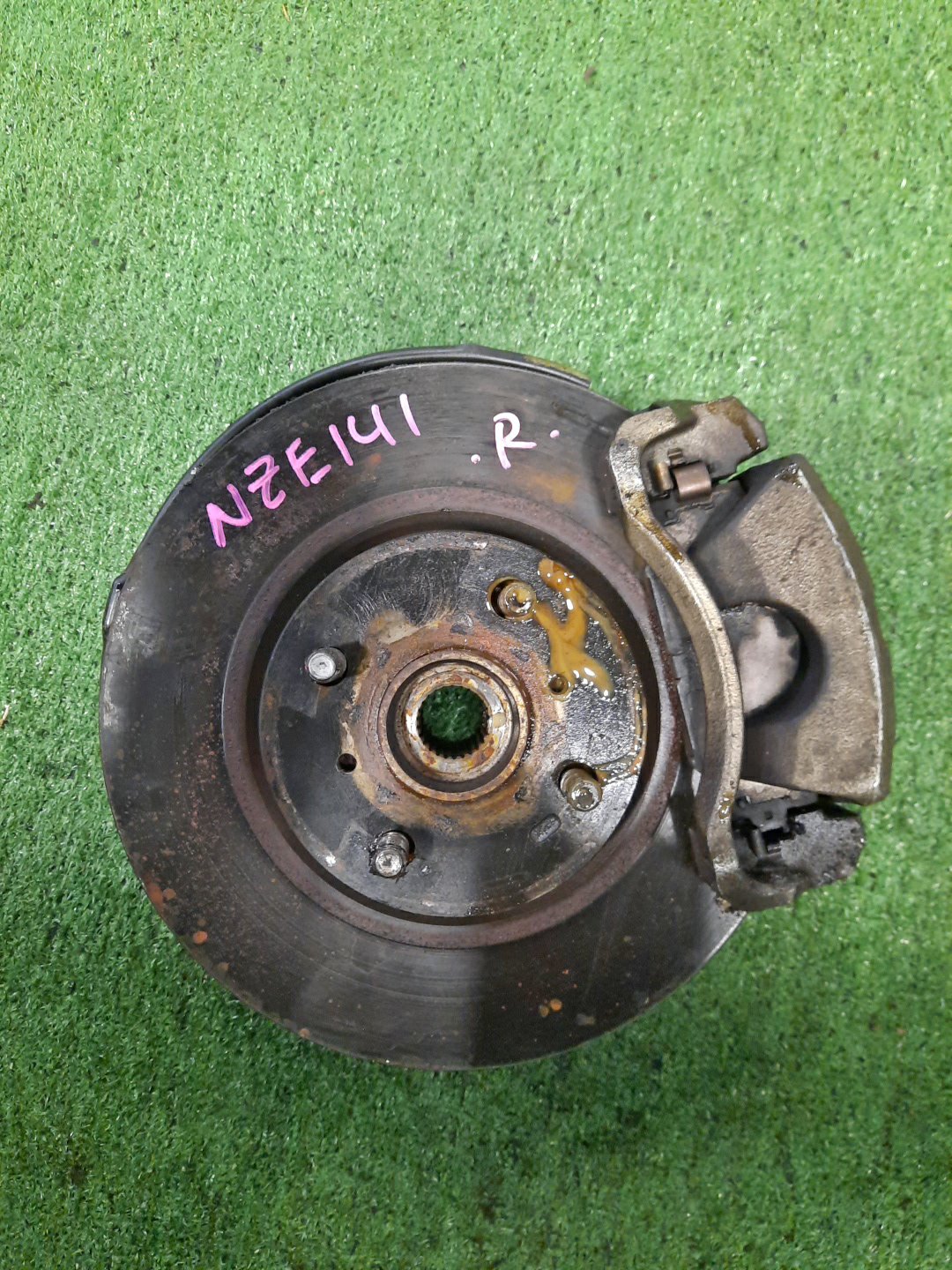 Ступица правая передняя TOYOTA AXIO, COROLLA FIELDER, COROLLA AXIO, FIELDER NZE141, ZRE142, ZRE142G, NZE141G 1NZ-FE, 2ZR-FAE, 2ZR-FE 1 ракурс Ступица правая передняя TOYOTA AXIO, COROLLA FIELDER, COROLLA AXIO, FIELDER NZE141, ZRE142, ZRE142G, NZE141G 1NZ-FE, 2ZR-FAE, 2ZR-FE 1 ракурс