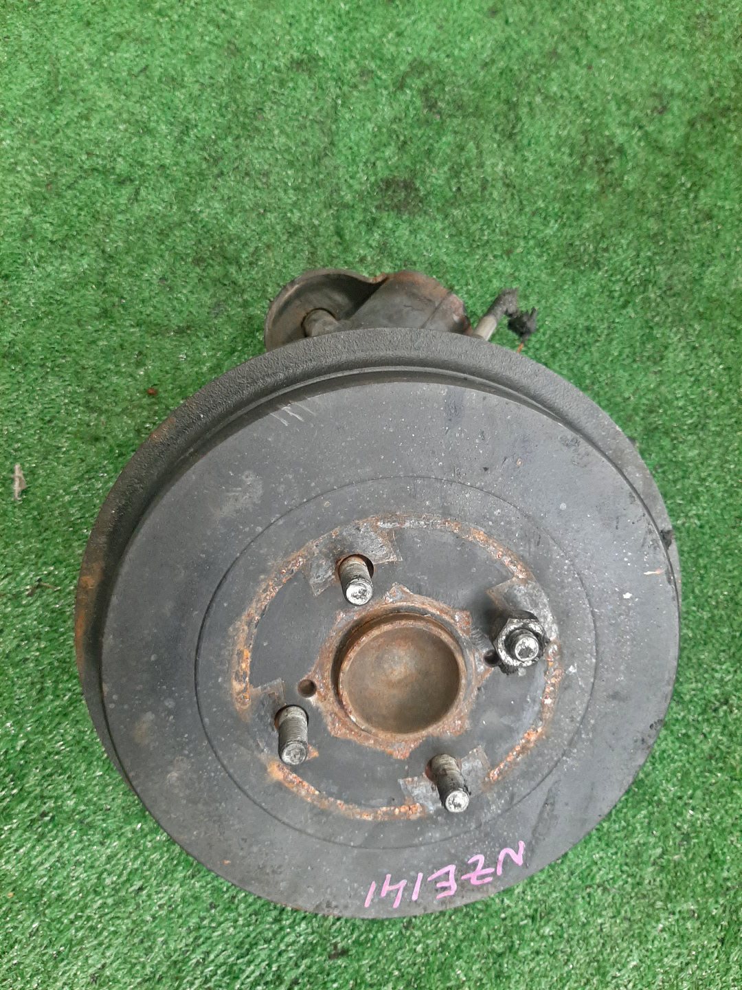 Ступица левая задняя TOYOTA AXIO, COROLLA FIELDER, COROLLA AXIO, FIELDER NZE141, ZRE142, ZRE142G, NZE141G 1NZ-FE, 2ZR-FAE, 2ZR-FE 1 ракурс Ступица левая задняя TOYOTA AXIO, COROLLA FIELDER, COROLLA AXIO, FIELDER NZE141, ZRE142, ZRE142G, NZE141G 1NZ-FE, 2ZR-FAE, 2ZR-FE 1 ракурс