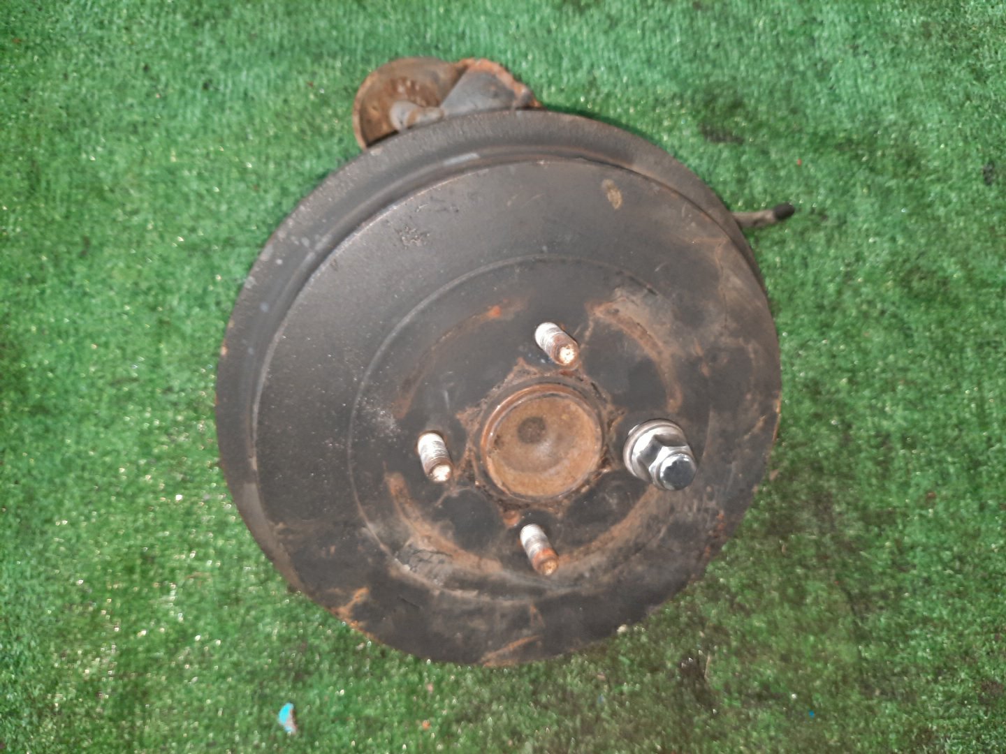 Ступица левая задняя TOYOTA AXIO, COROLLA FIELDER, COROLLA AXIO, FIELDER NZE141, ZRE142, ZRE142G, NZE141G 1NZ-FE, 2ZR-FAE, 2ZR-FE 1 ракурс Ступица левая задняя TOYOTA AXIO, COROLLA FIELDER, COROLLA AXIO, FIELDER NZE141, ZRE142, ZRE142G, NZE141G 1NZ-FE, 2ZR-FAE, 2ZR-FE 1 ракурс