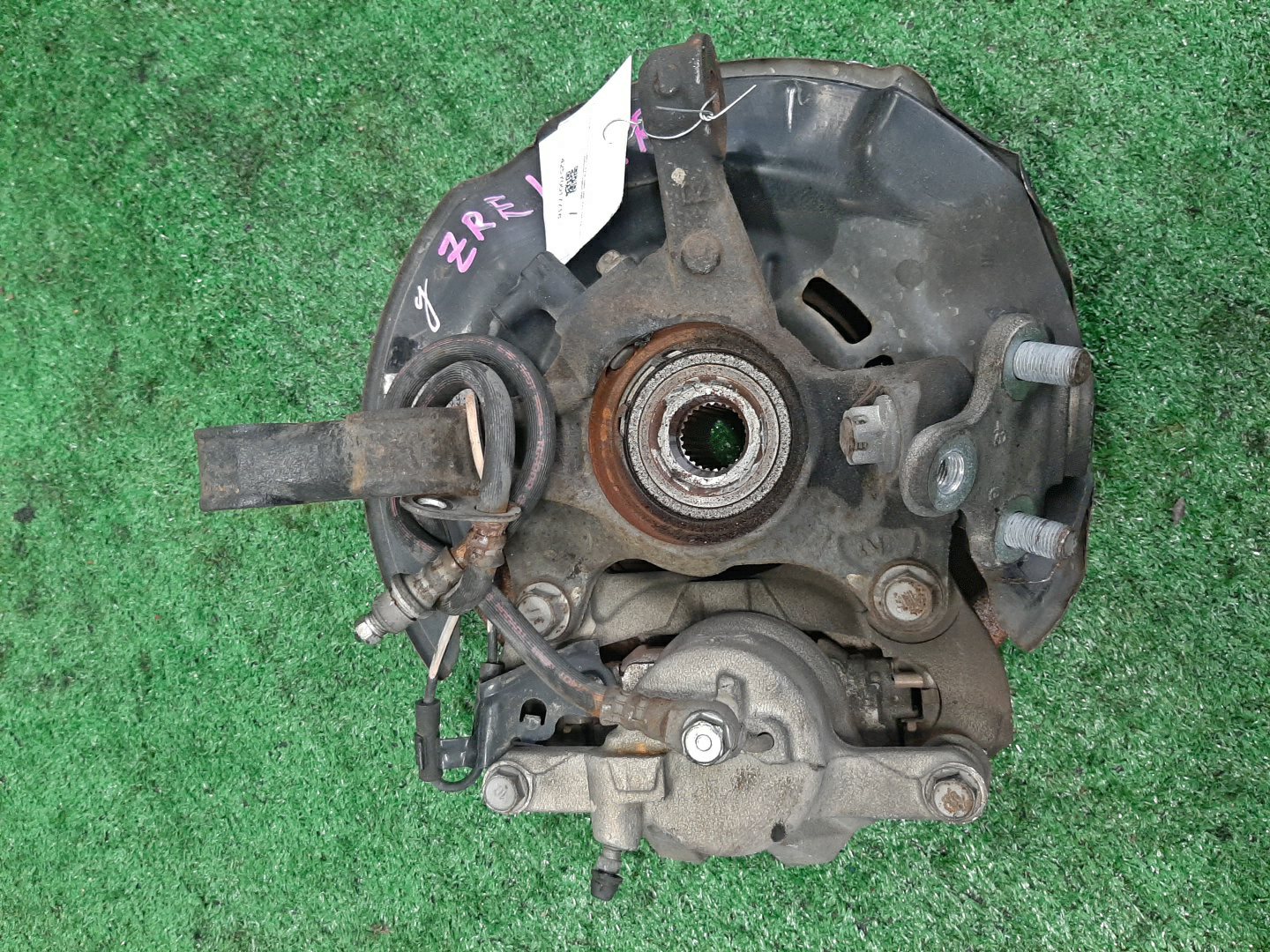 Ступица правая передняя TOYOTA AXIO, COROLLA FIELDER, COROLLA  AXIO, FIELDER NZE141, ZRE142, ZRE142G, NZE141G 1NZ-FE, 2ZR-FAE, 2ZR-FE 3 ракурс
