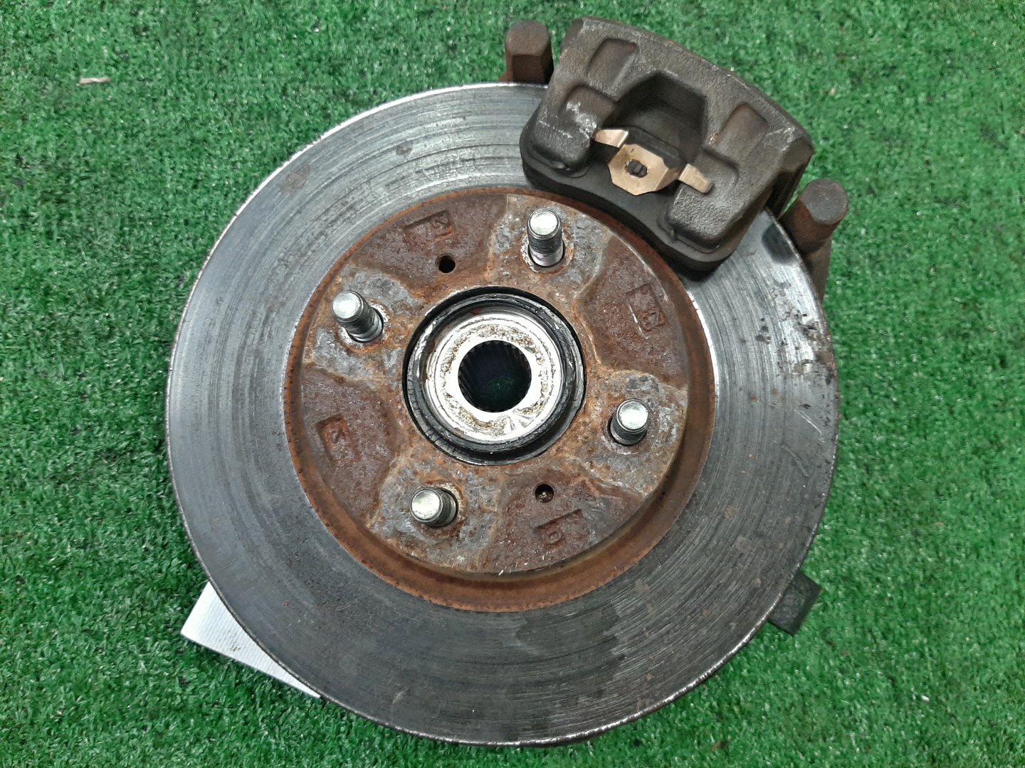 Ступица левая передняя MITSUBISHI COLT PLUS, COLT Z22W, Z21W, Z23W, Z24W, Z24A, Z23A, Z21A, Z25A, Z26A, Z28A, Z22A 4A90, 4A91, 4G19, 4G15 1 ракурс Ступица левая передняя MITSUBISHI COLT PLUS, COLT Z22W, Z21W, Z23W, Z24W, Z24A, Z23A, Z21A, Z25A, Z26A, Z28A, Z22A 4A90, 4A91, 4G19, 4G15 1 ракурс