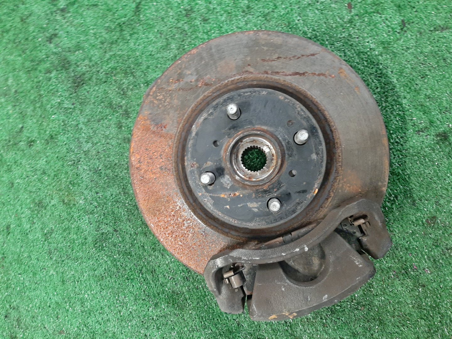 Ступица левая передняя TOYOTA AXIO, COROLLA FIELDER, COROLLA  AXIO, FIELDER NZE141, ZRE142, ZRE142G, NZE141G 1NZ-FE, 2ZR-FAE, 2ZR-FE 1 ракурс