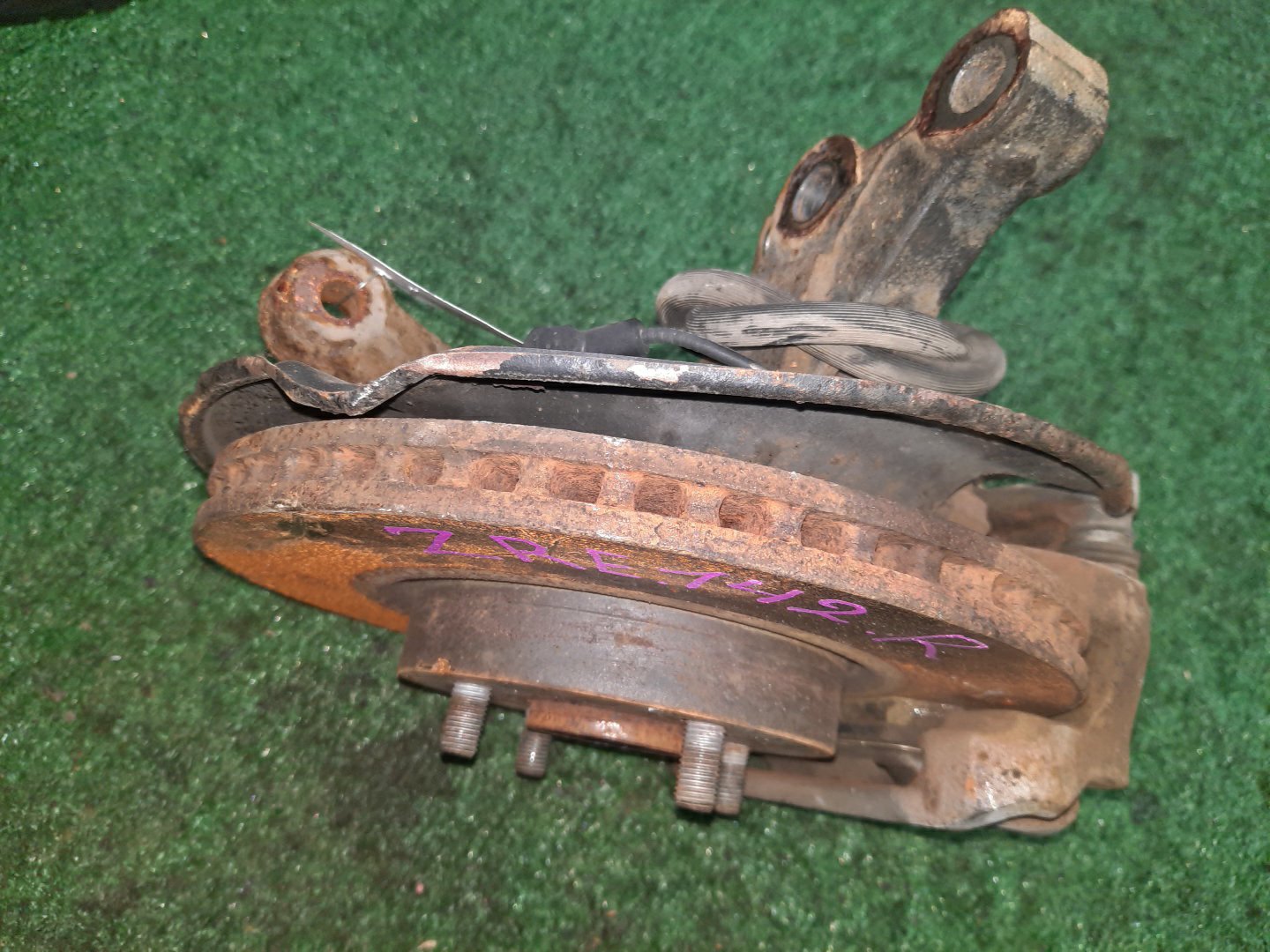 Ступица правая передняя TOYOTA AXIO, COROLLA FIELDER, COROLLA  AXIO, FIELDER NZE141, ZRE142, ZRE142G, NZE141G 1NZ-FE, 2ZR-FAE, 2ZR-FE 3 ракурс