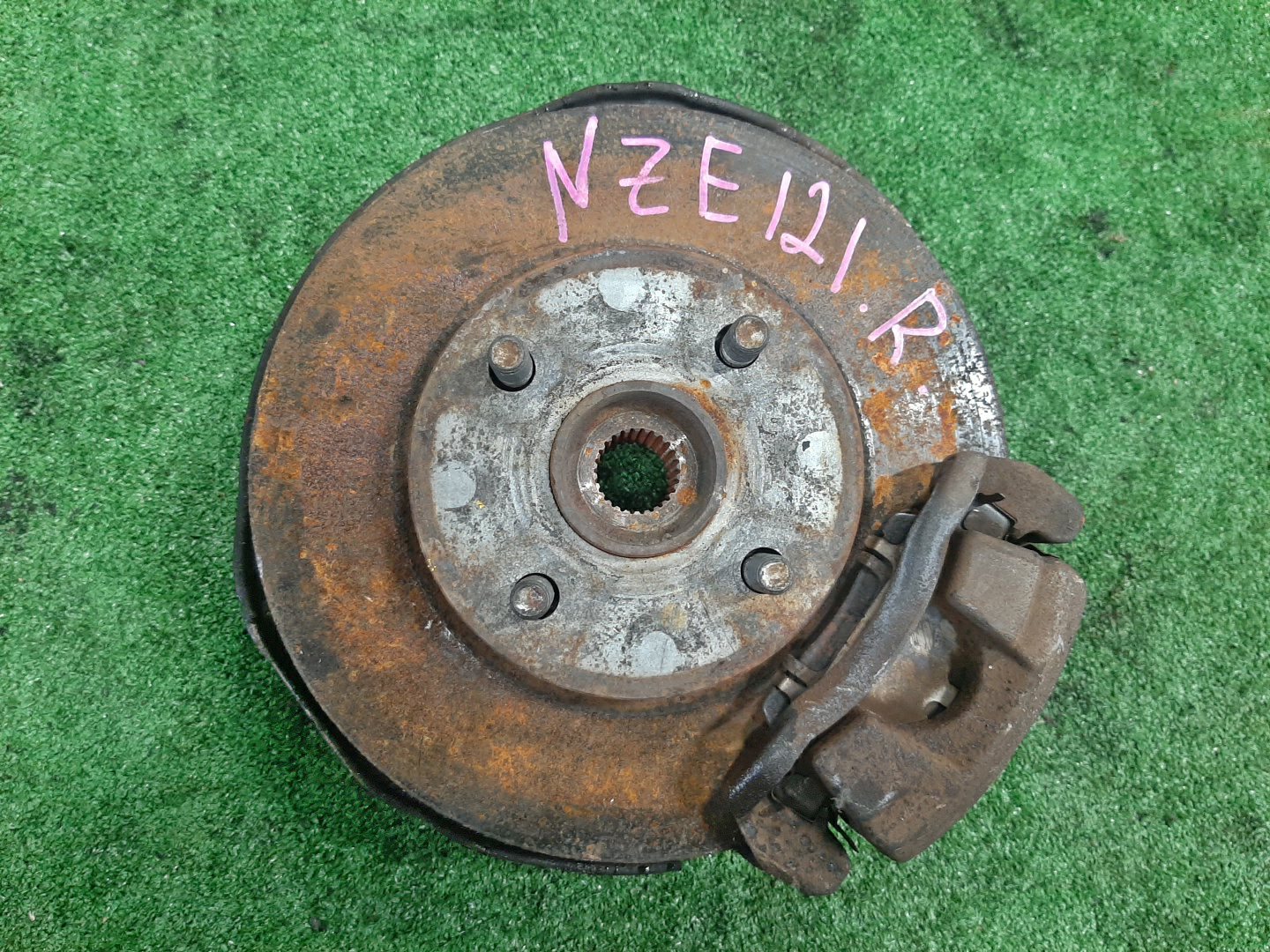 Ступица правая передняя TOYOTA COROLLA, COROLLA FIELDER, ALLEX, COROLLA RUNX NZE121, NZE121G 1NZ-FE 1 ракурс Ступица правая передняя TOYOTA COROLLA, COROLLA FIELDER, ALLEX, COROLLA RUNX NZE121, NZE121G 1NZ-FE 1 ракурс