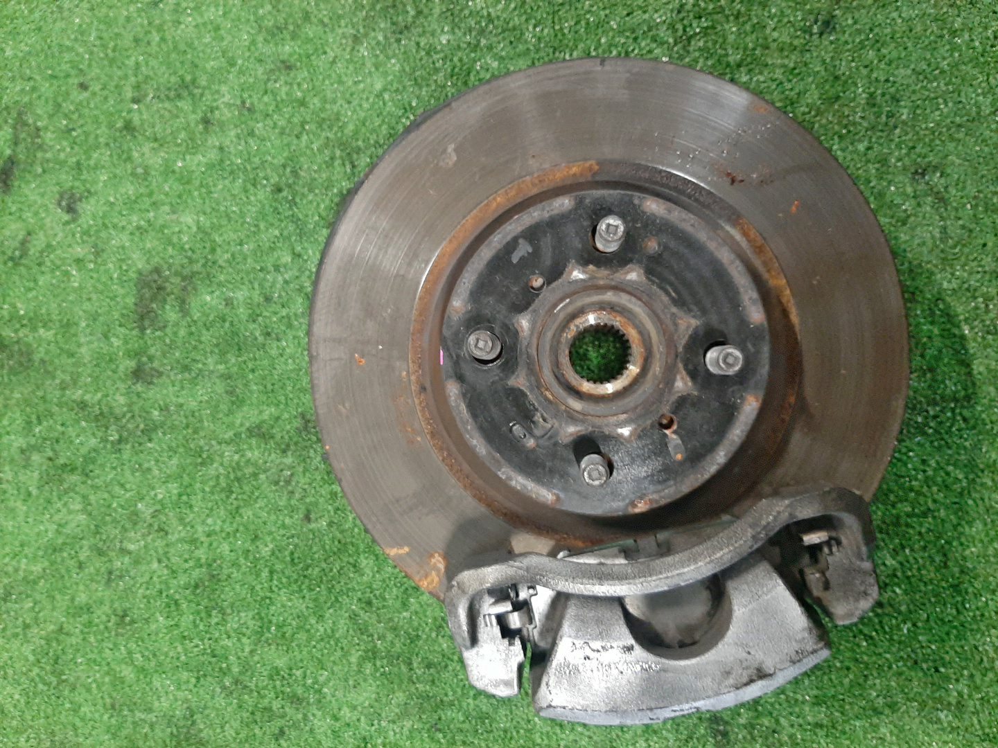 Ступица левая передняя TOYOTA AXIO, COROLLA FIELDER, COROLLA  AXIO, FIELDER NZE141, ZRE142, ZRE142G, NZE141G 1NZ-FE, 2ZR-FAE, 2ZR-FE 1 ракурс