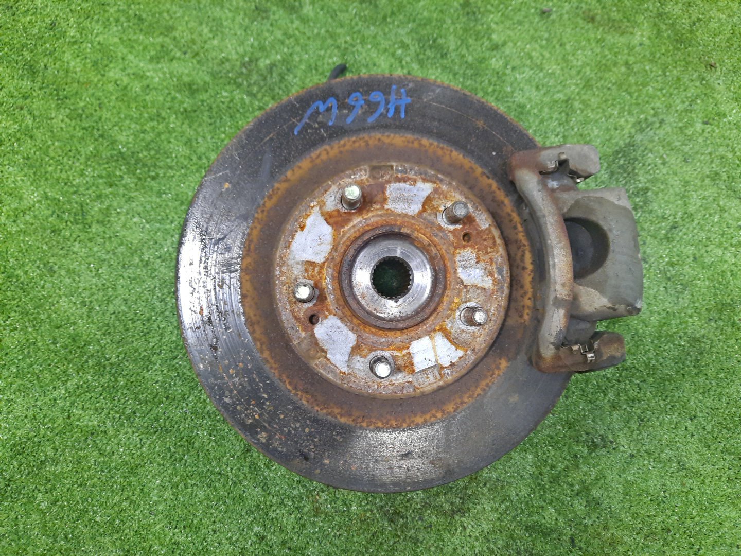 Ступица левая передняя MITSUBISHI PAJERO IO H76W, H66W, H67W, H77W 4G93, 4G93T, 4G94 1 ракурс