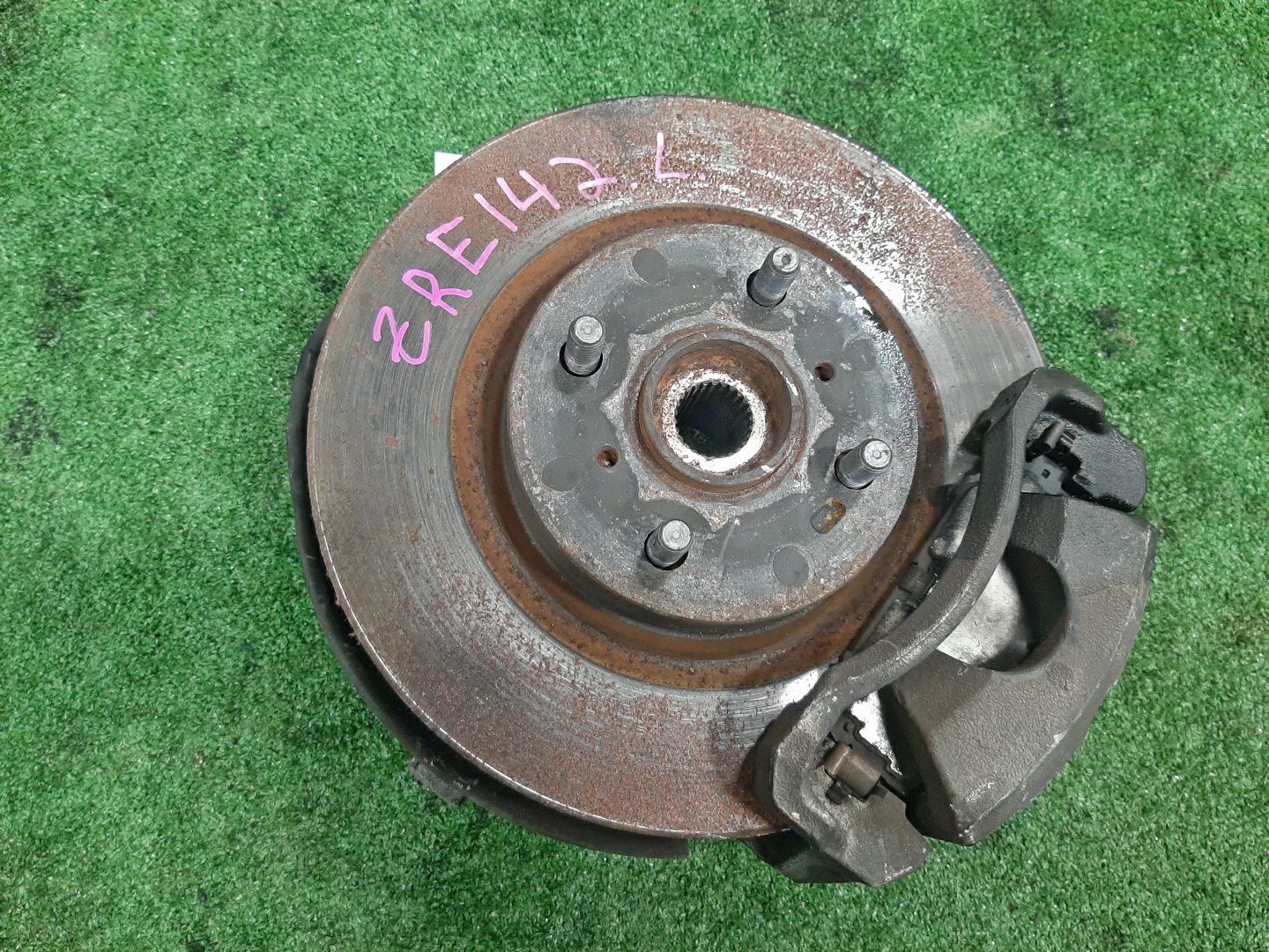 Ступица левая передняя TOYOTA AXIO, COROLLA FIELDER, COROLLA  AXIO, FIELDER NZE141, ZRE142, ZRE142G, NZE141G 1NZ-FE, 2ZR-FAE, 2ZR-FE 1 ракурс