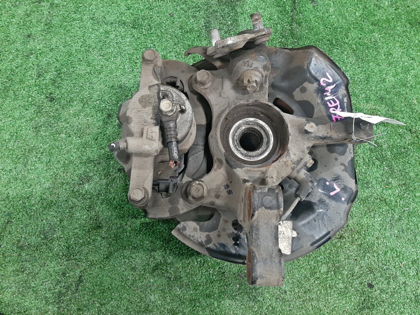 Ступица левая передняя TOYOTA AXIO, COROLLA FIELDER, COROLLA  AXIO, FIELDER NZE141, ZRE142, ZRE142G, NZE141G 1NZ-FE, 2ZR-FAE, 2ZR-FE 3 ракурс
