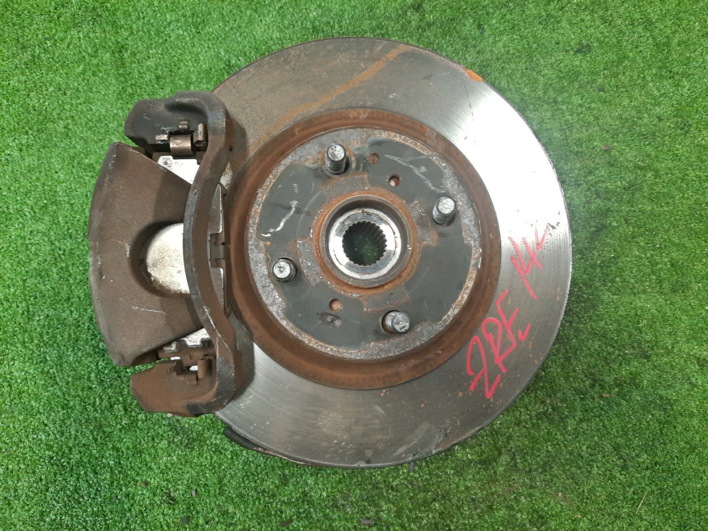 Ступица левая передняя TOYOTA AXIO, COROLLA FIELDER, COROLLA  AXIO, FIELDER NZE141, ZRE142, ZRE142G, NZE141G 1NZ-FE, 2ZR-FAE, 2ZR-FE 1 ракурс