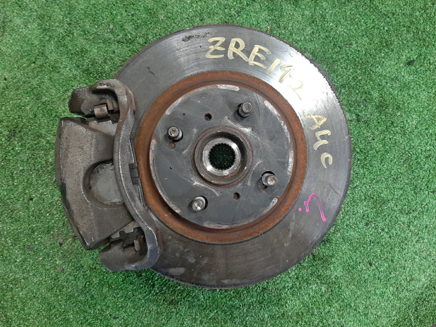 Ступица левая передняя TOYOTA AXIO, COROLLA FIELDER, COROLLA  AXIO, FIELDER NZE141, ZRE142, ZRE142G, NZE141G 1NZ-FE, 2ZR-FAE, 2ZR-FE 1 ракурс