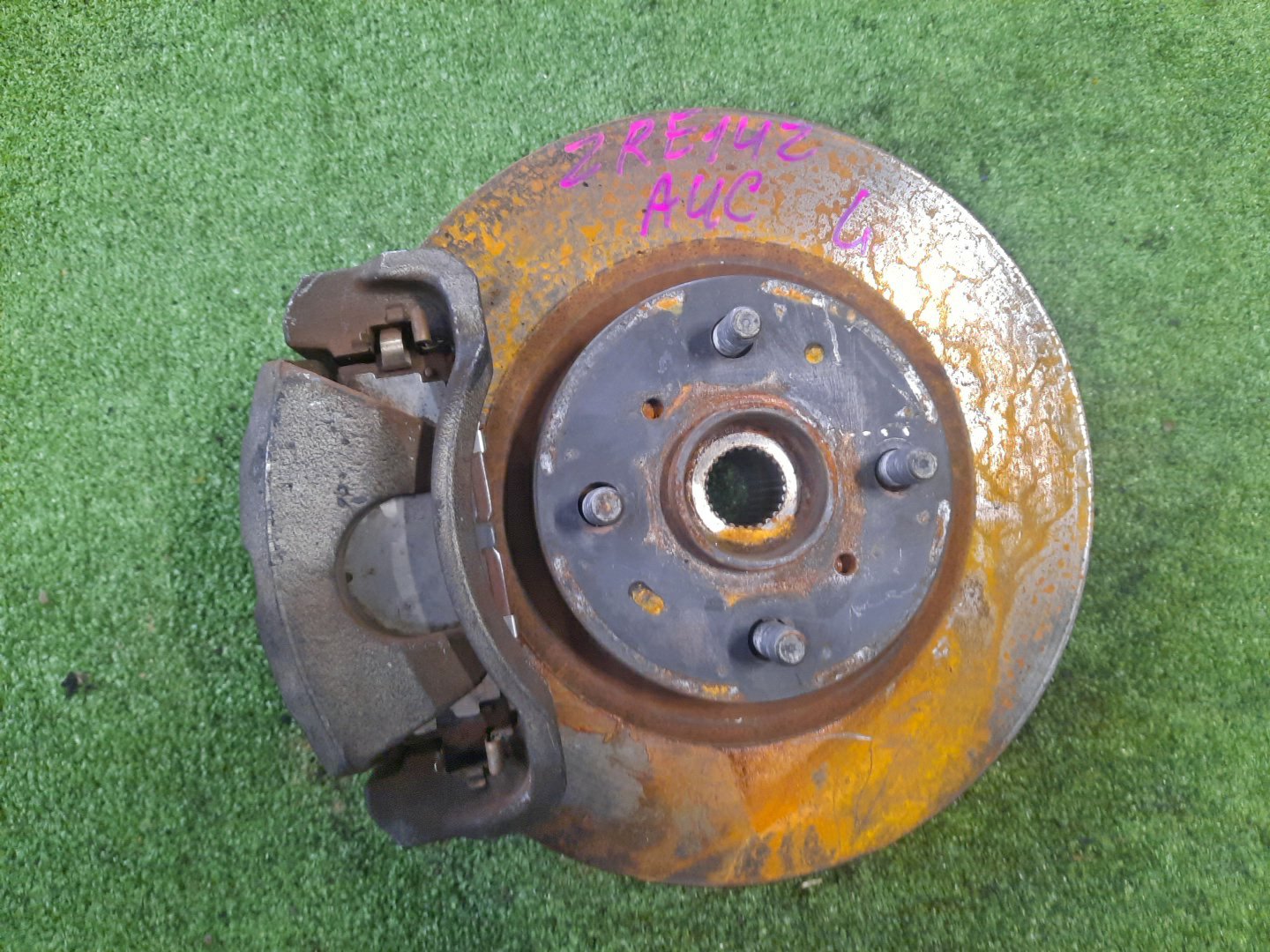 Ступица левая передняя TOYOTA AXIO, COROLLA FIELDER, COROLLA  AXIO, FIELDER NZE141, ZRE142, ZRE142G, NZE141G 1NZ-FE, 2ZR-FAE, 2ZR-FE 1 ракурс