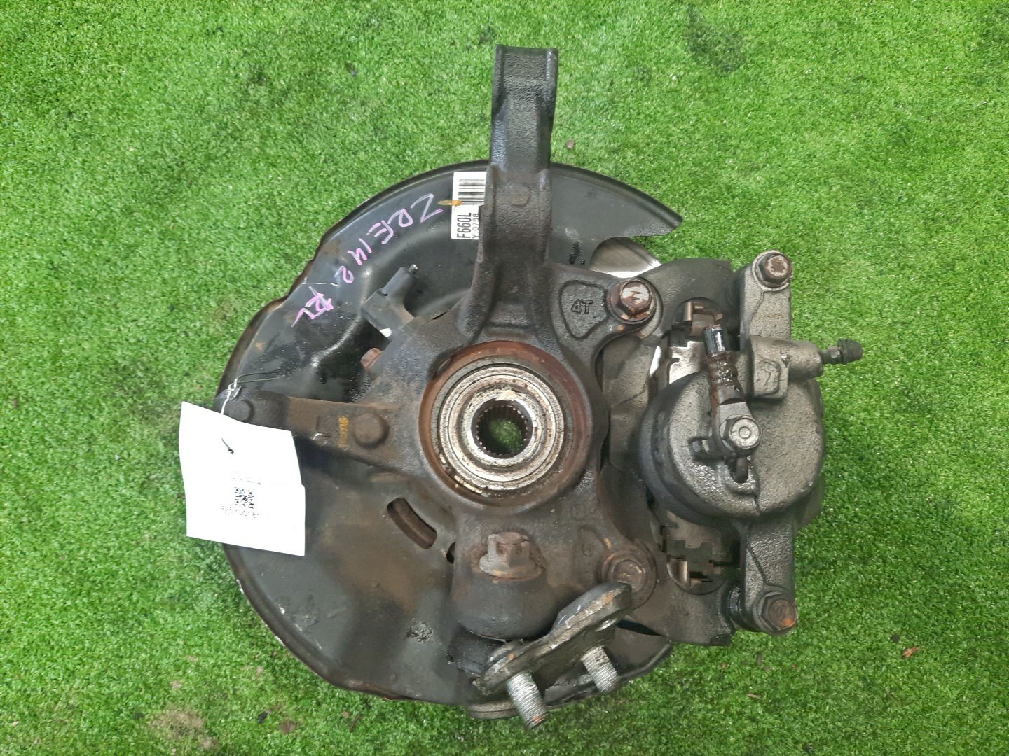 Ступица левая передняя TOYOTA AXIO, COROLLA FIELDER, COROLLA  AXIO, FIELDER NZE141, ZRE142, ZRE142G, NZE141G 1NZ-FE, 2ZR-FAE, 2ZR-FE 2 ракурс